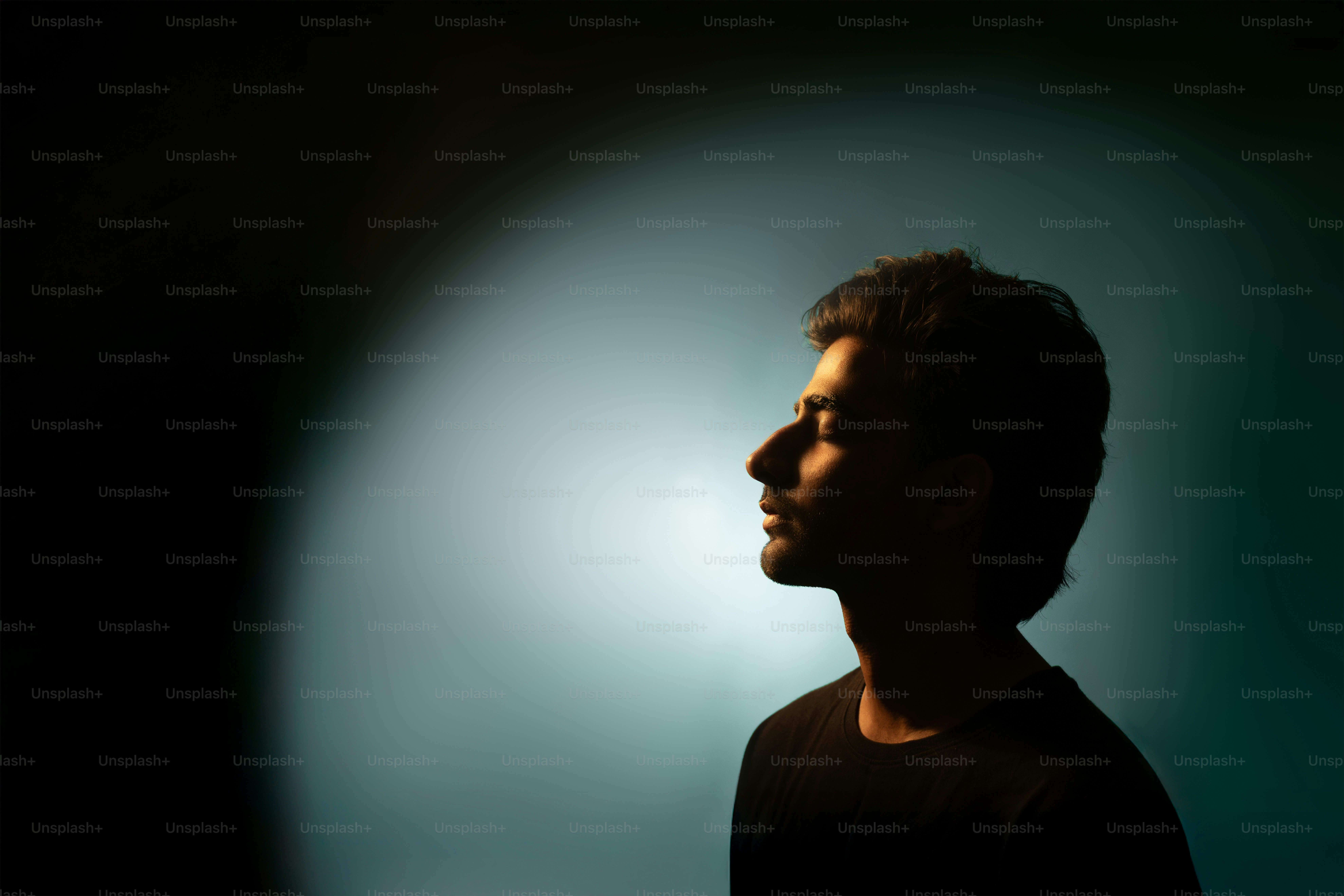 Silhouette eines Mannes vor einem beleuchteten Hintergrund.