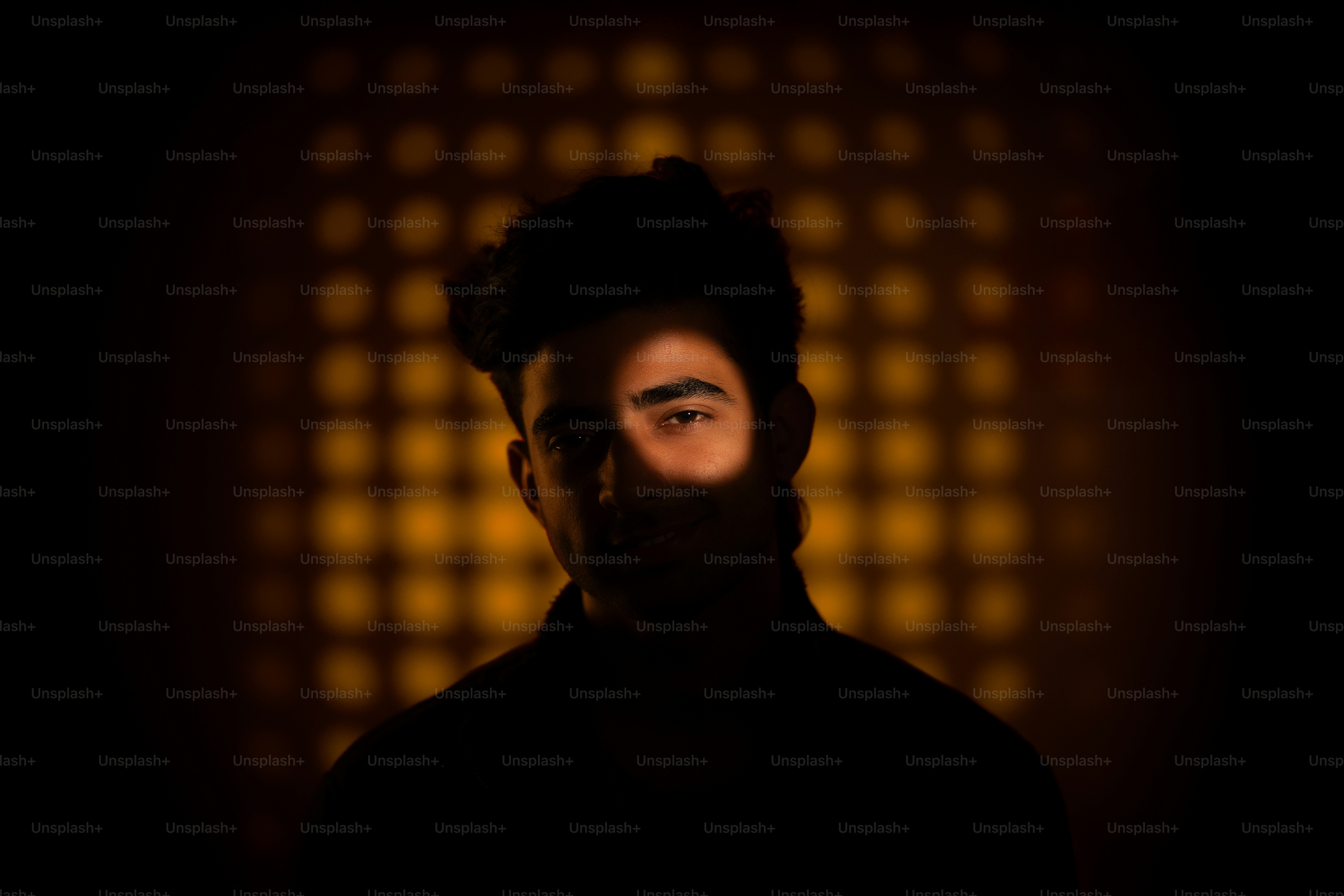 Ein Mann hat ein leuchtendes Auge.