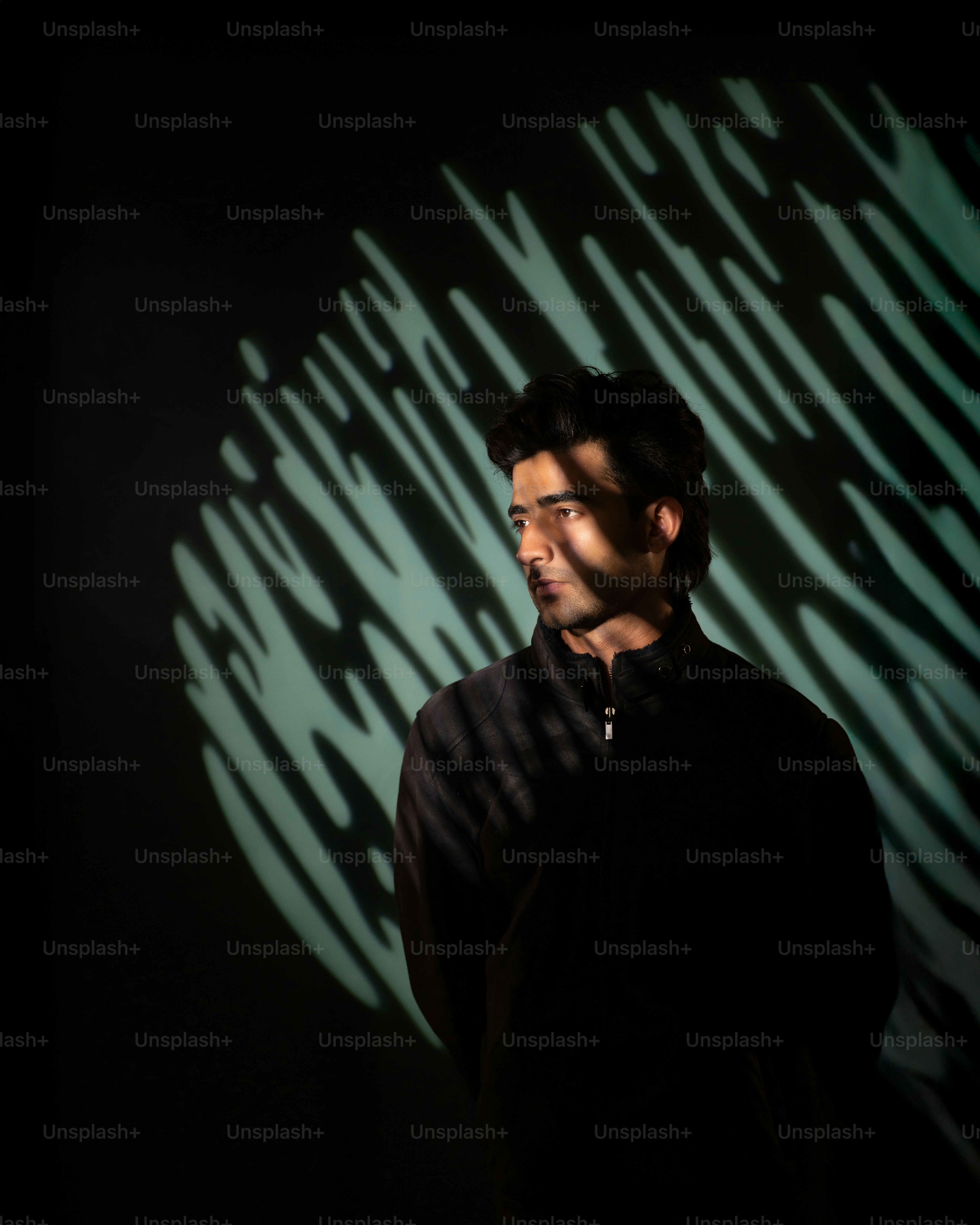 El hombre posa con un patrón de luz único.