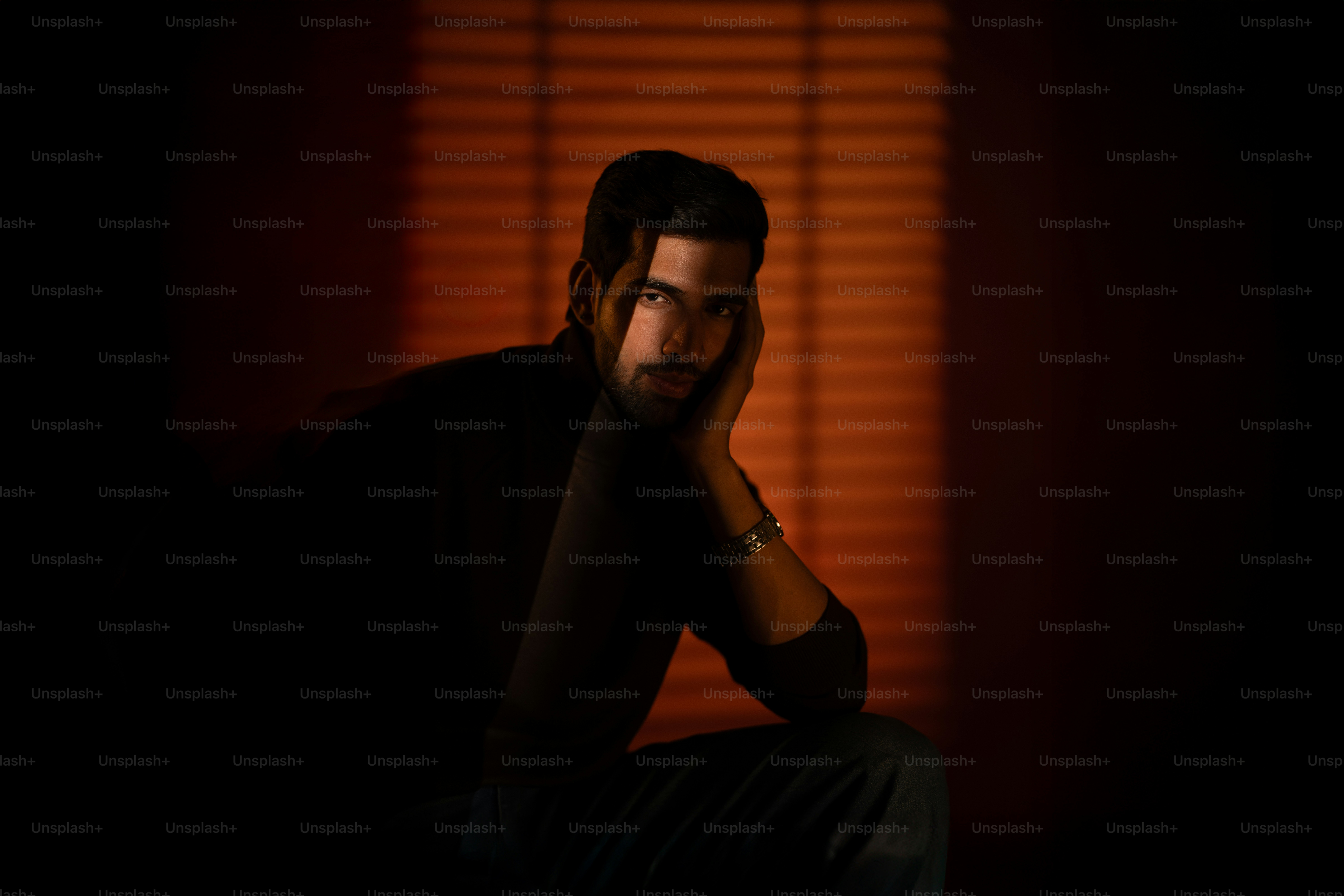 Un hombre posa con poca luz.