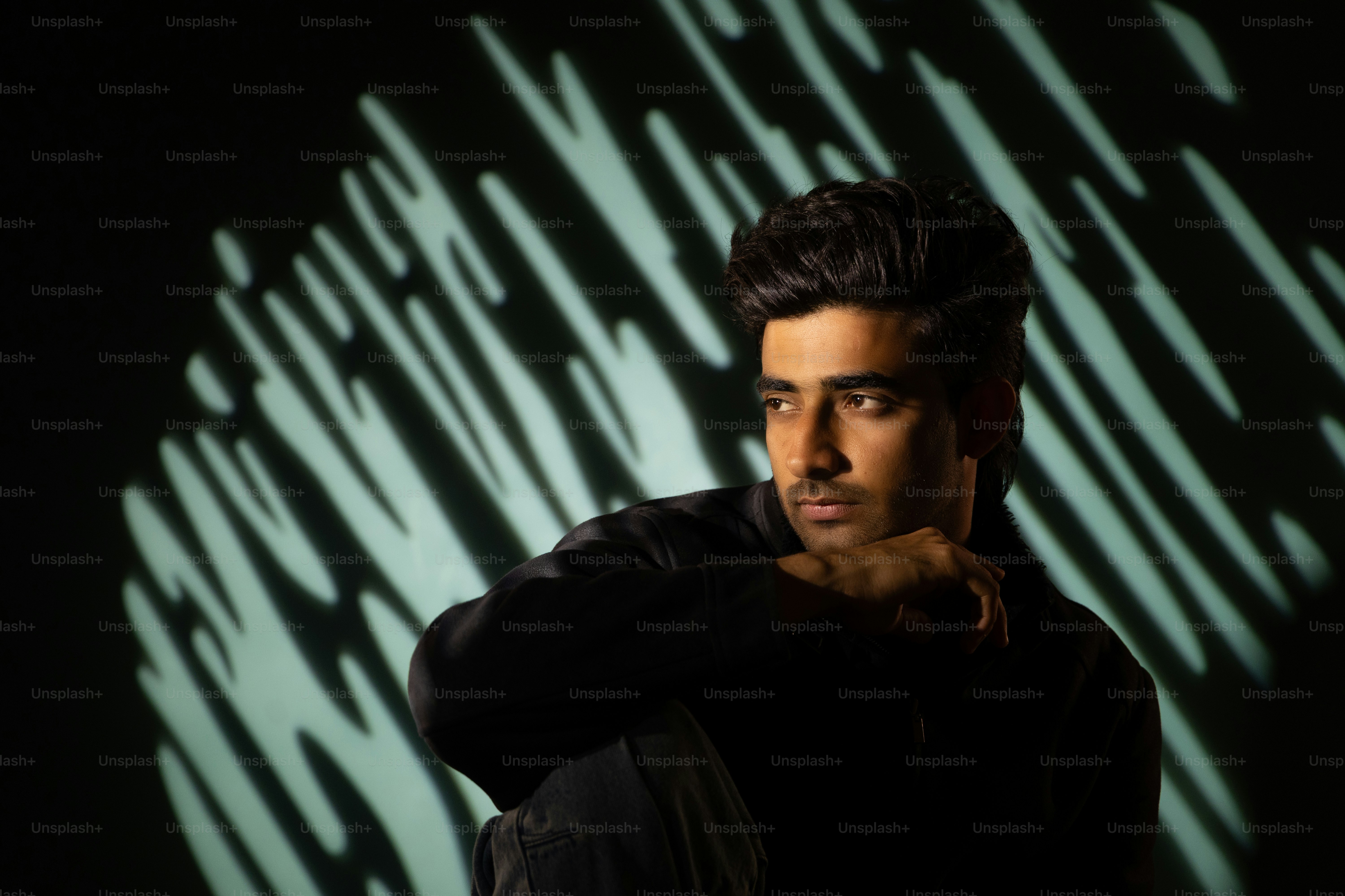 Der Mensch posiert nachdenklich in einem schöpferischen Licht.