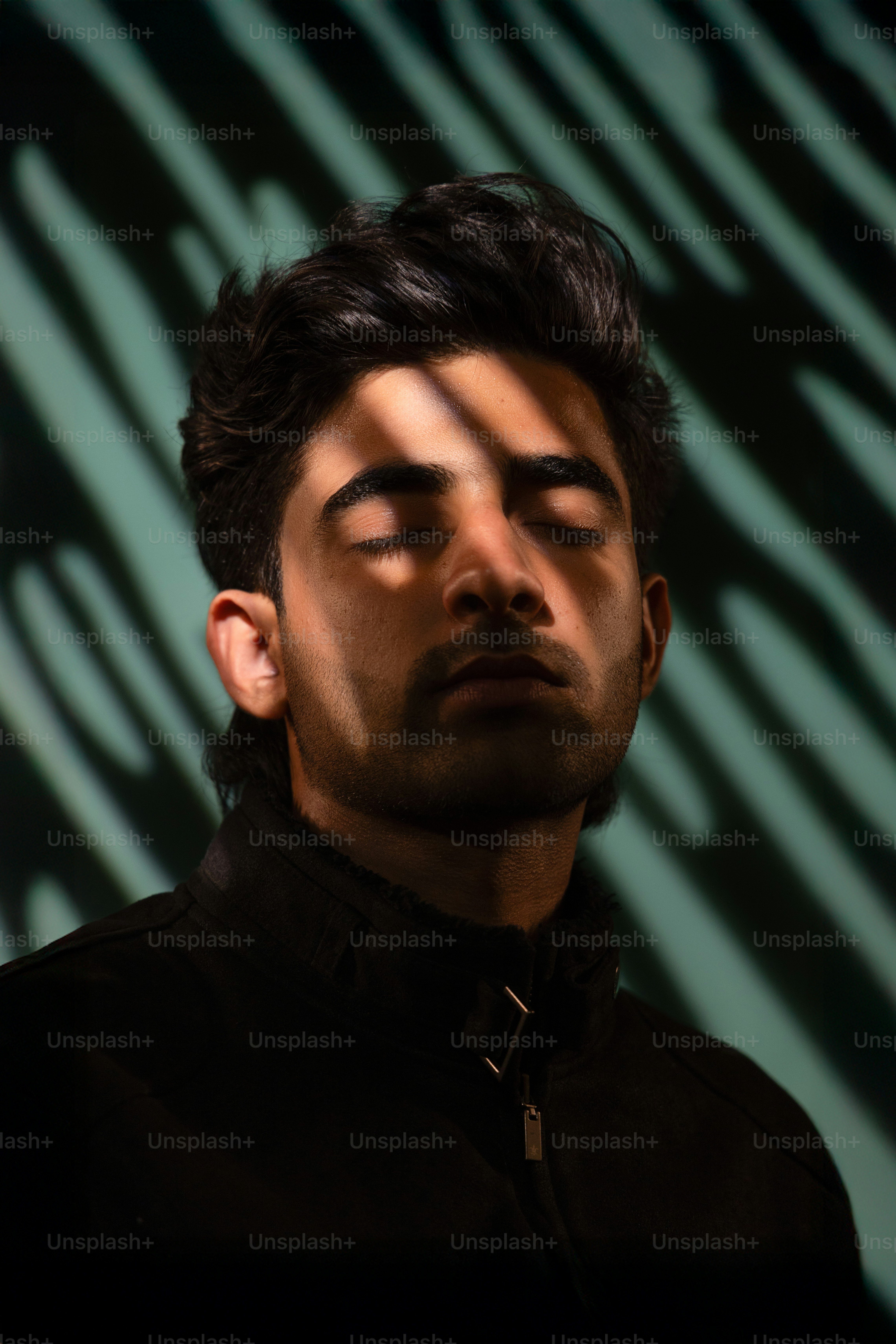 El hombre cierra los ojos mientras caen las sombras.