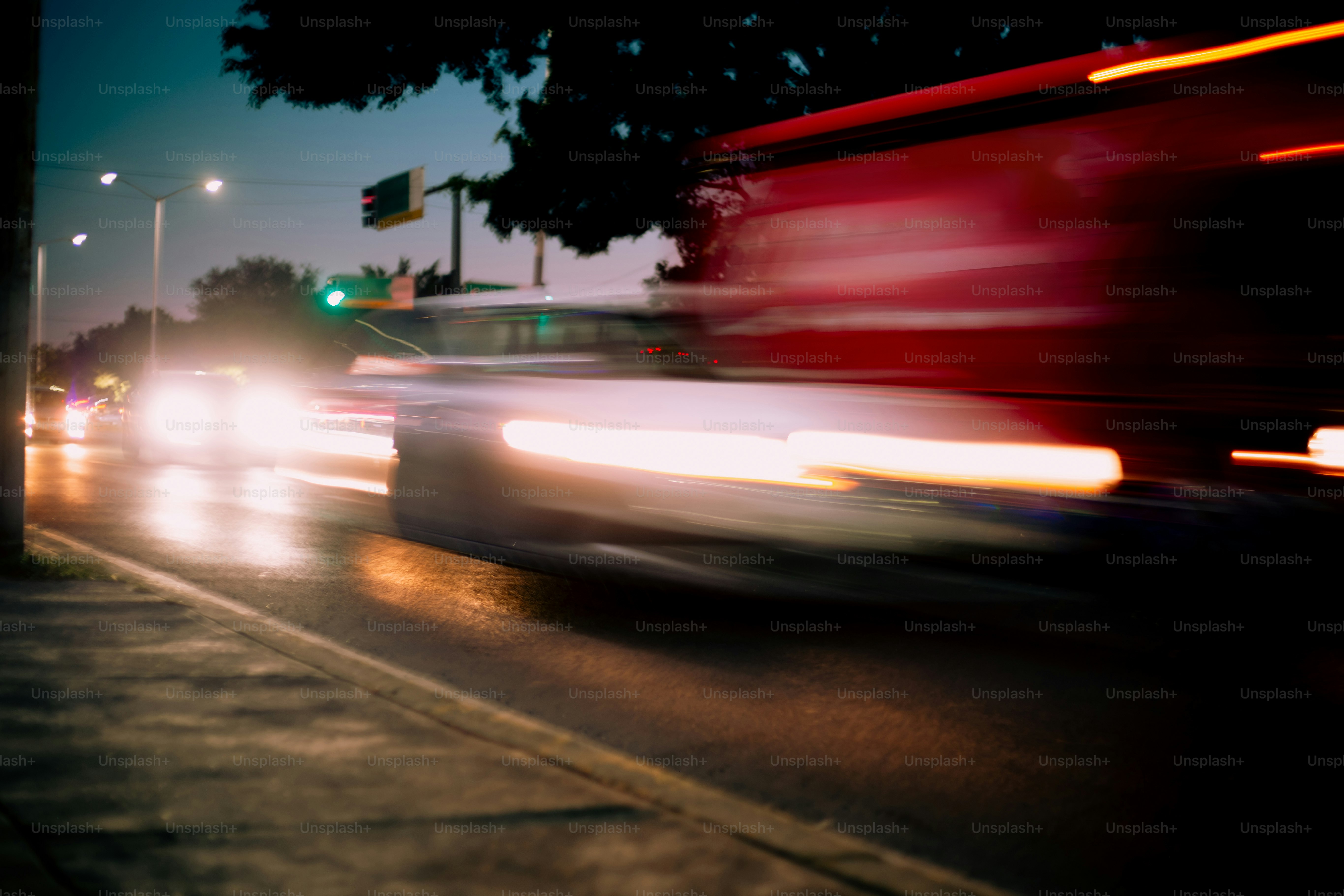Verschwommene Ampeln erhellen nachts eine Straße in der Stadt.