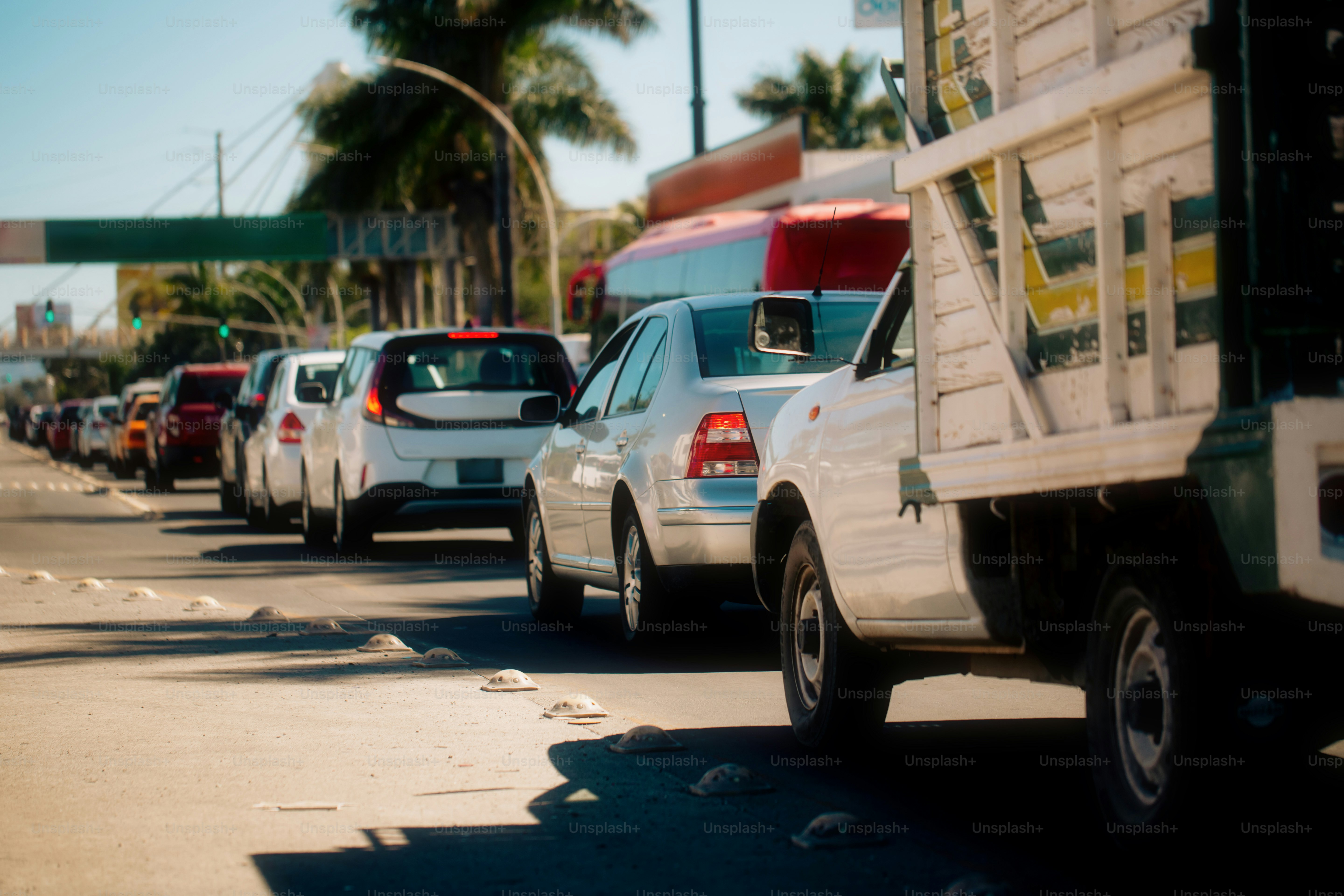 Autos stehen im Stau.