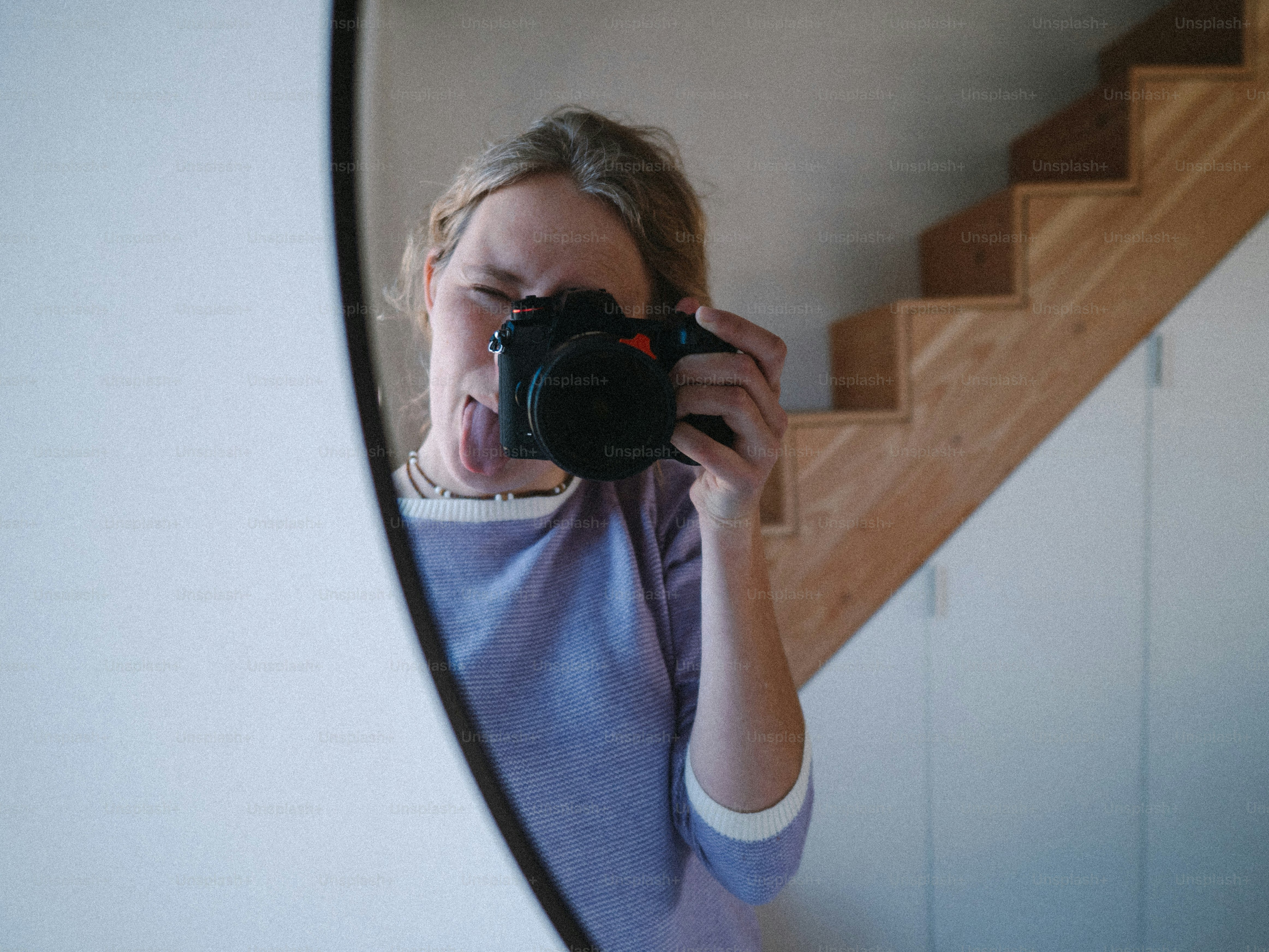 Eine Frau macht ein Selfie mit ihrer Kamera.