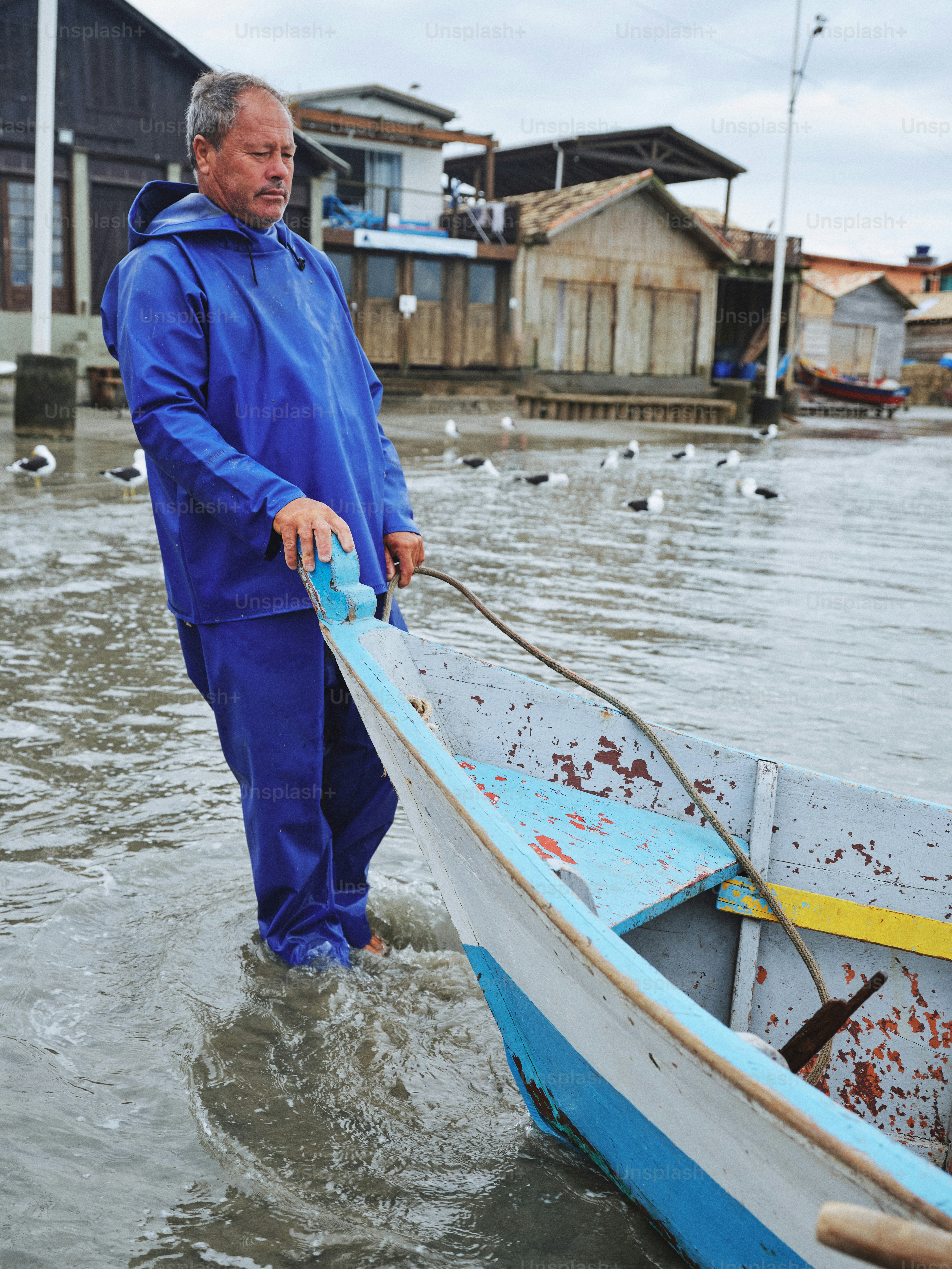 A man pulls a boat onto the shore. photo – Fishing Image on Unsplash