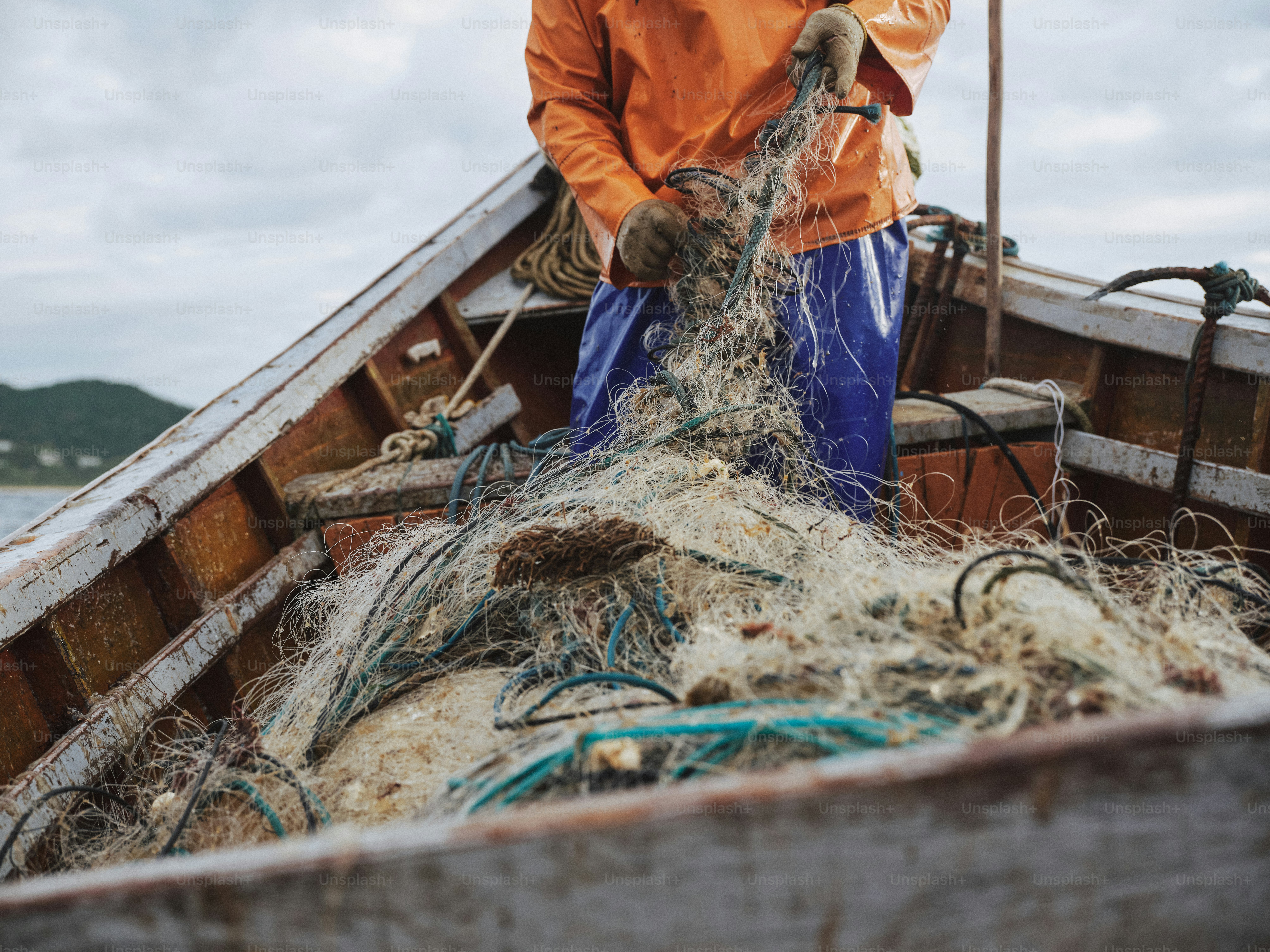 Ein Fischer zieht seine Fischernetze ein.