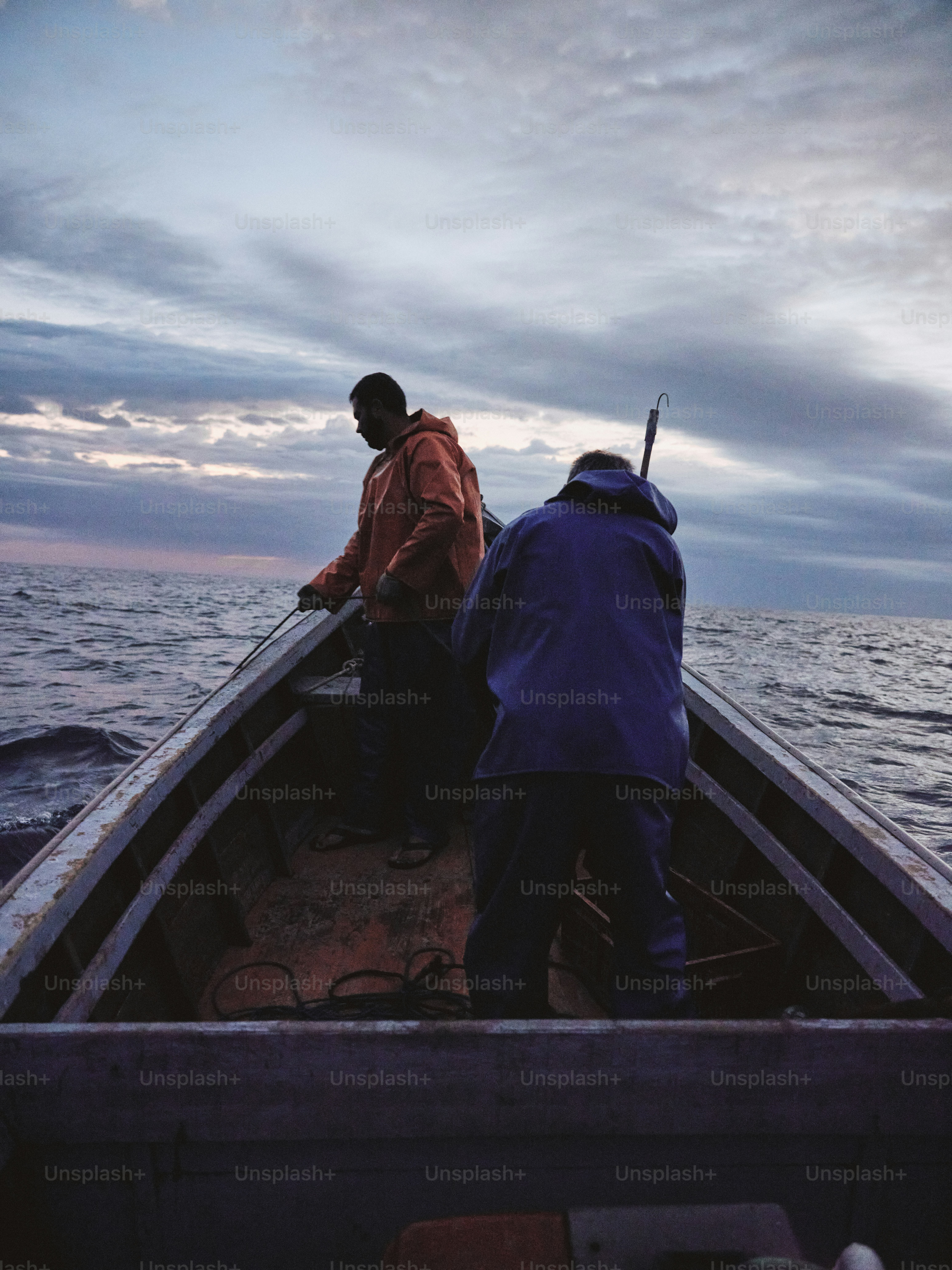 Zwei Fischer, die auf dem Wasser segeln.