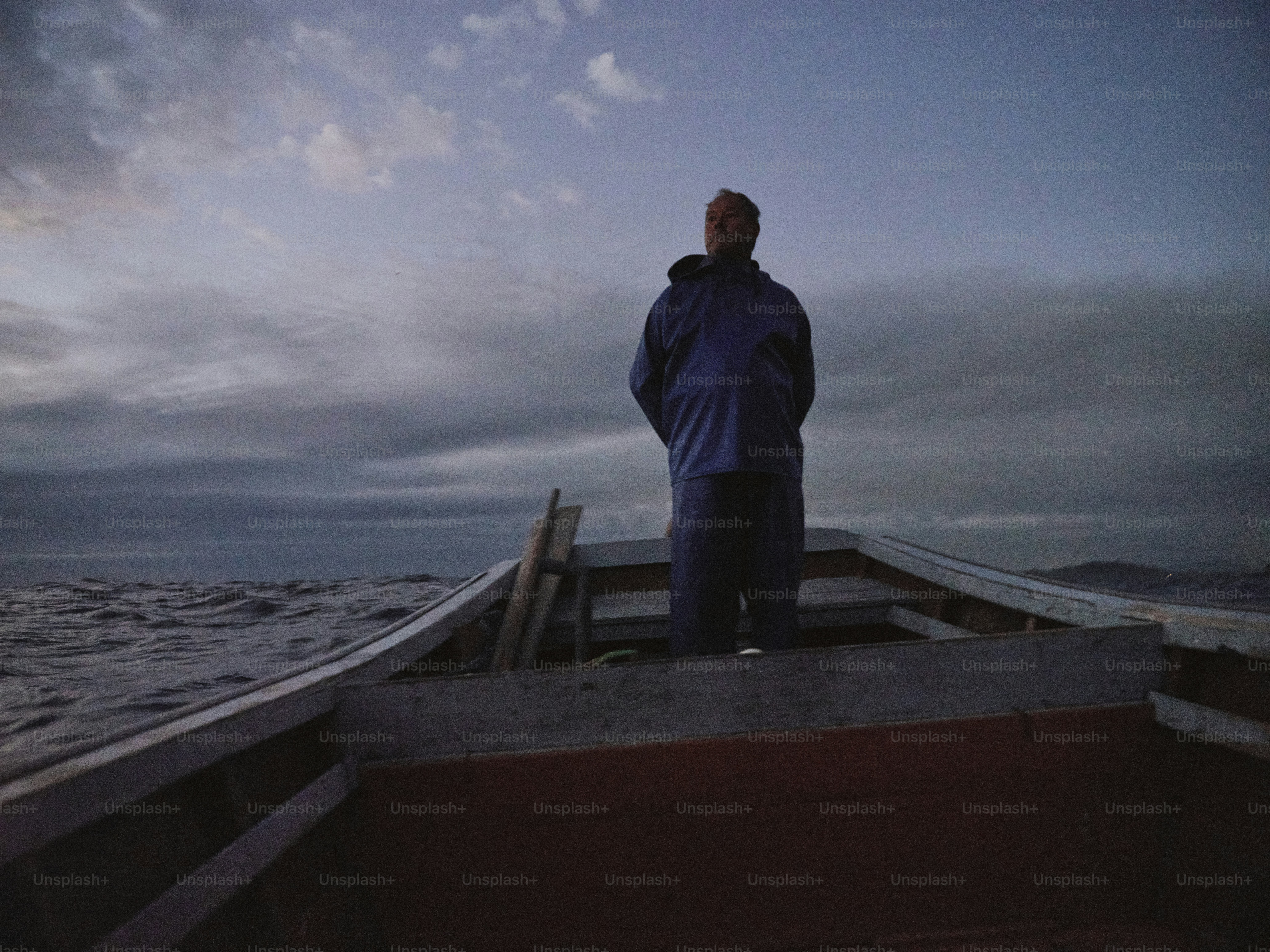 Der Mensch steht auf einem Boot und schaut auf den Horizont.