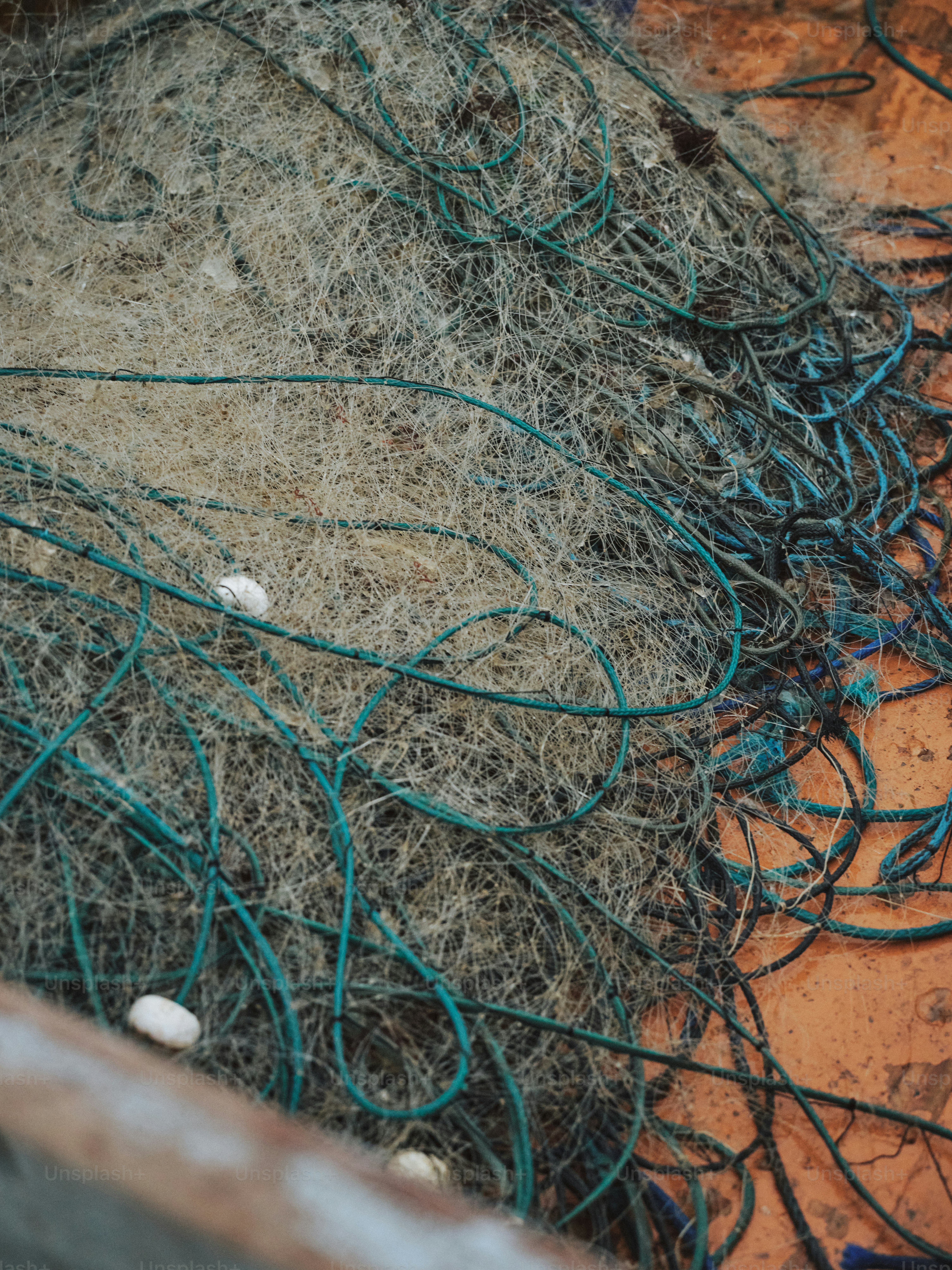 Le reti da pesca giacciono in un mucchio disordinato.