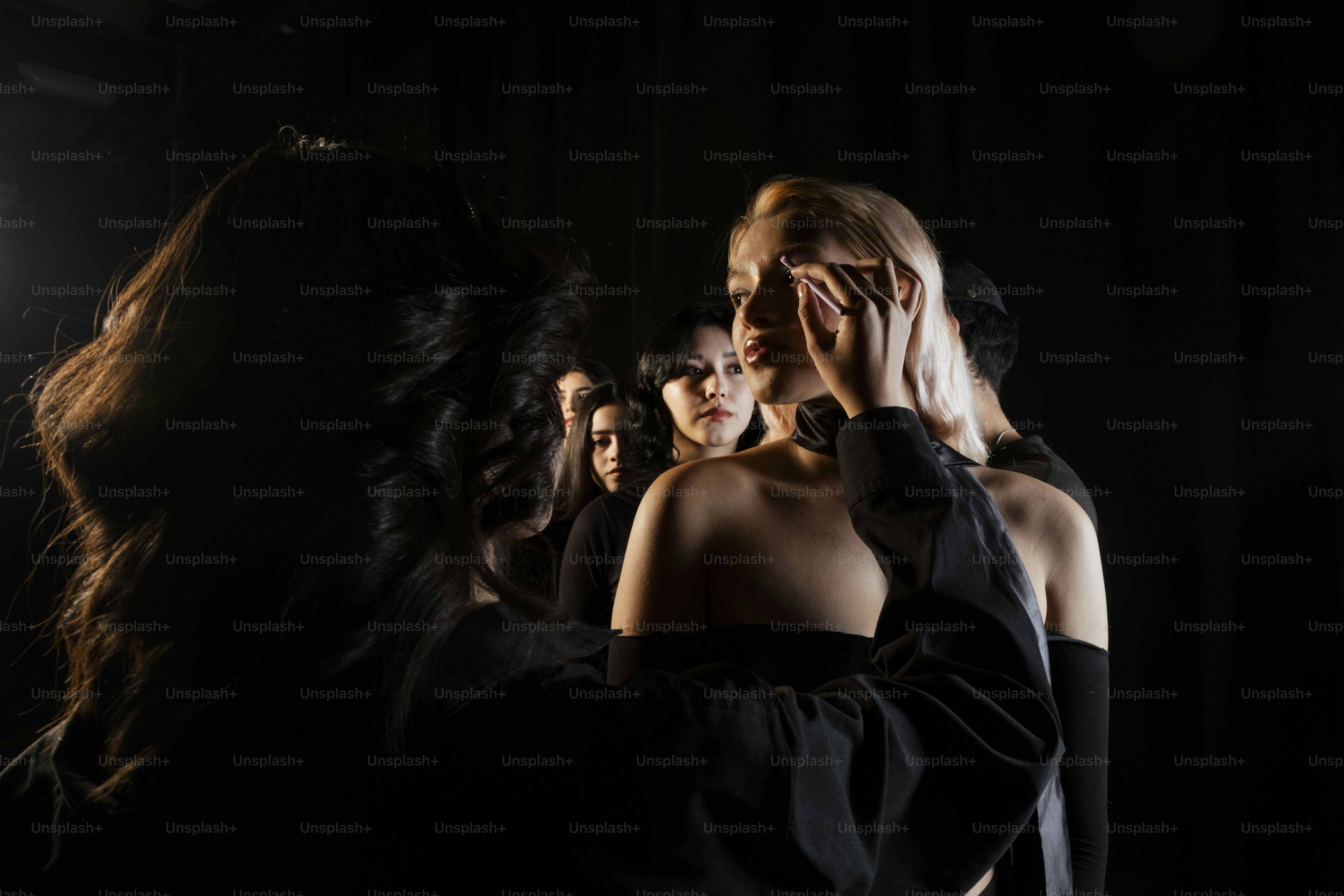 Les femmes sont montrées sur une photo sombre et artistique.