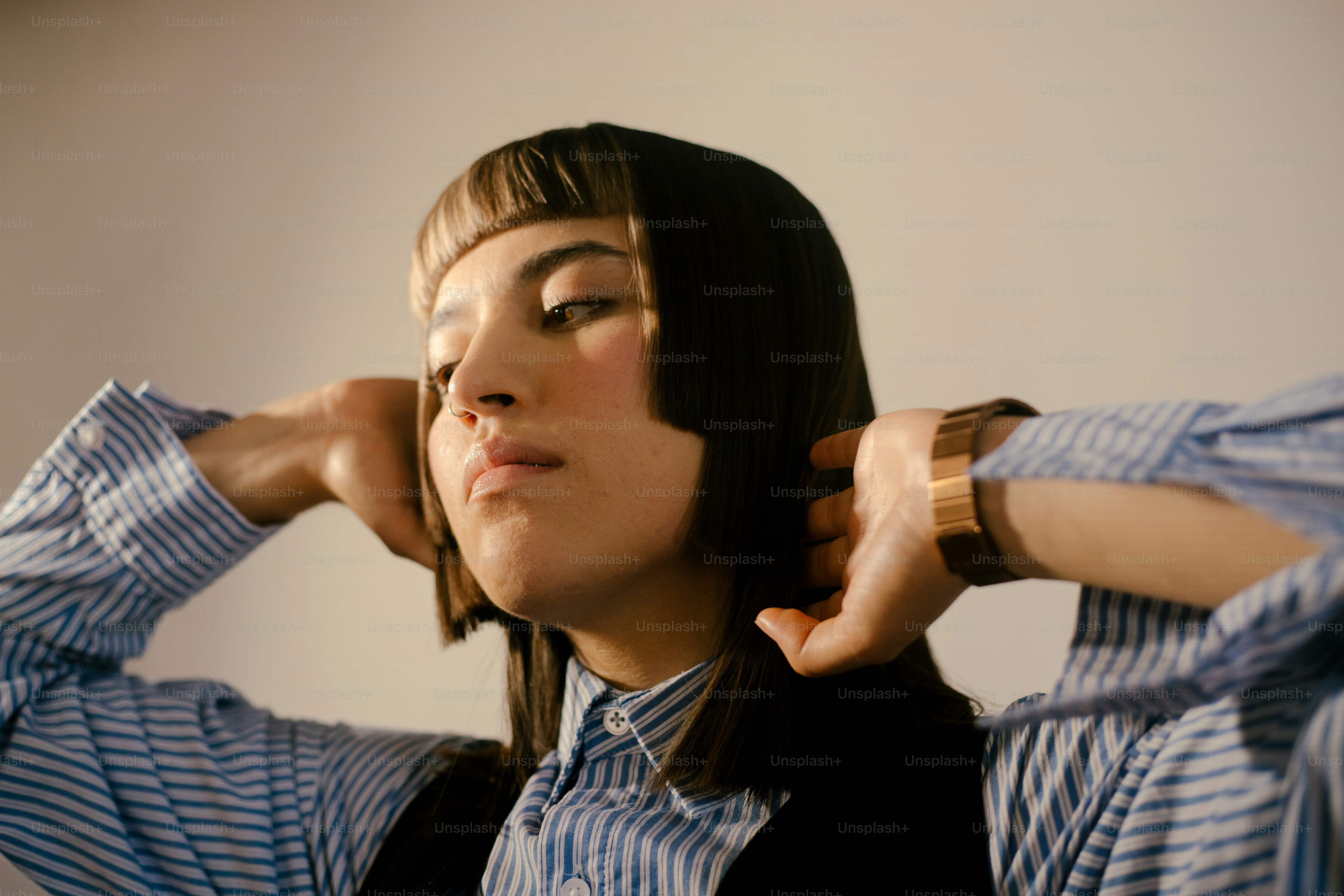 Frau mit stilvollem Haarschnitt und Outfit.