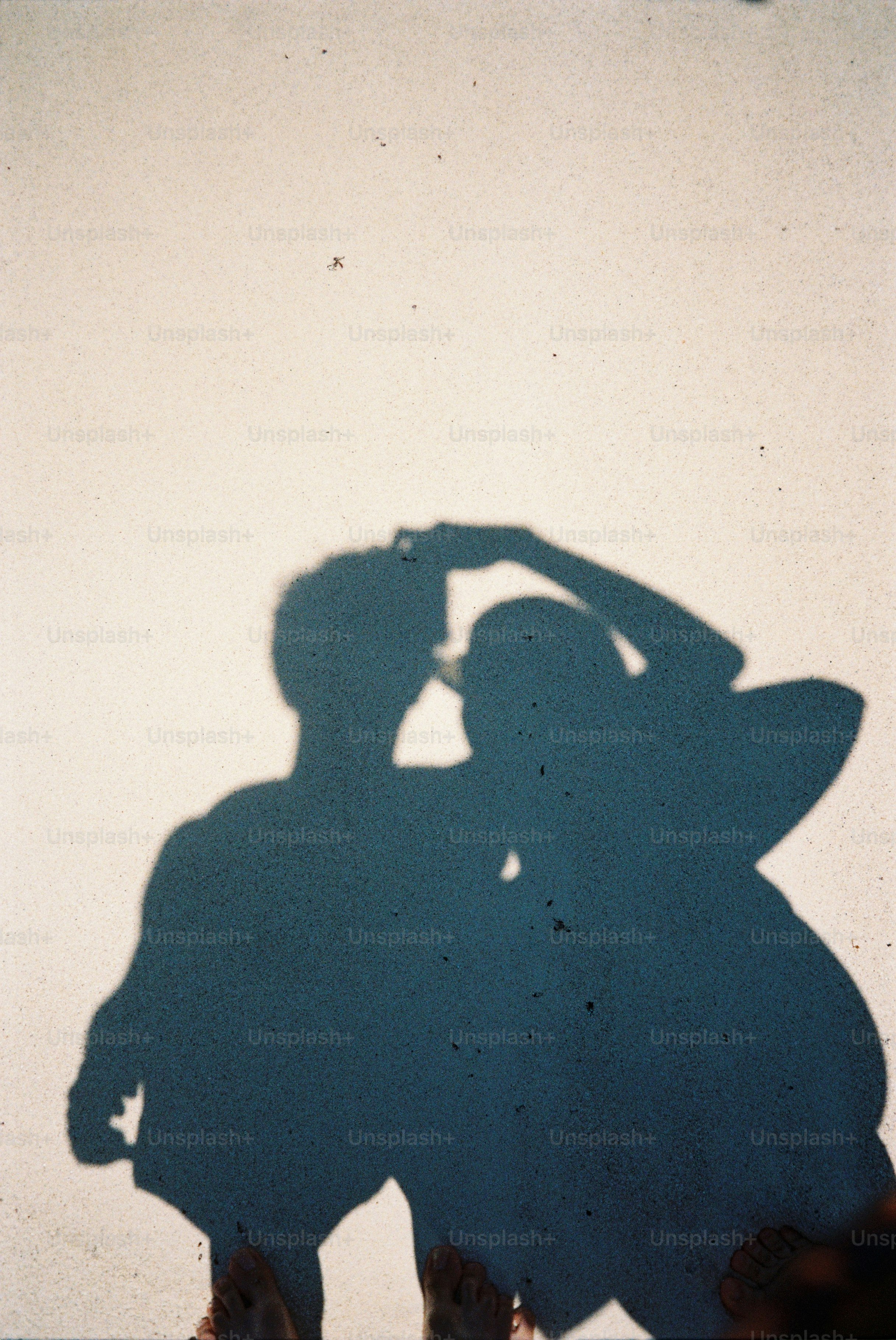 하트를 만드는 두 사람의 그림자. 사진 – Unsplash의 그림자 이미지, image size:3000x4485