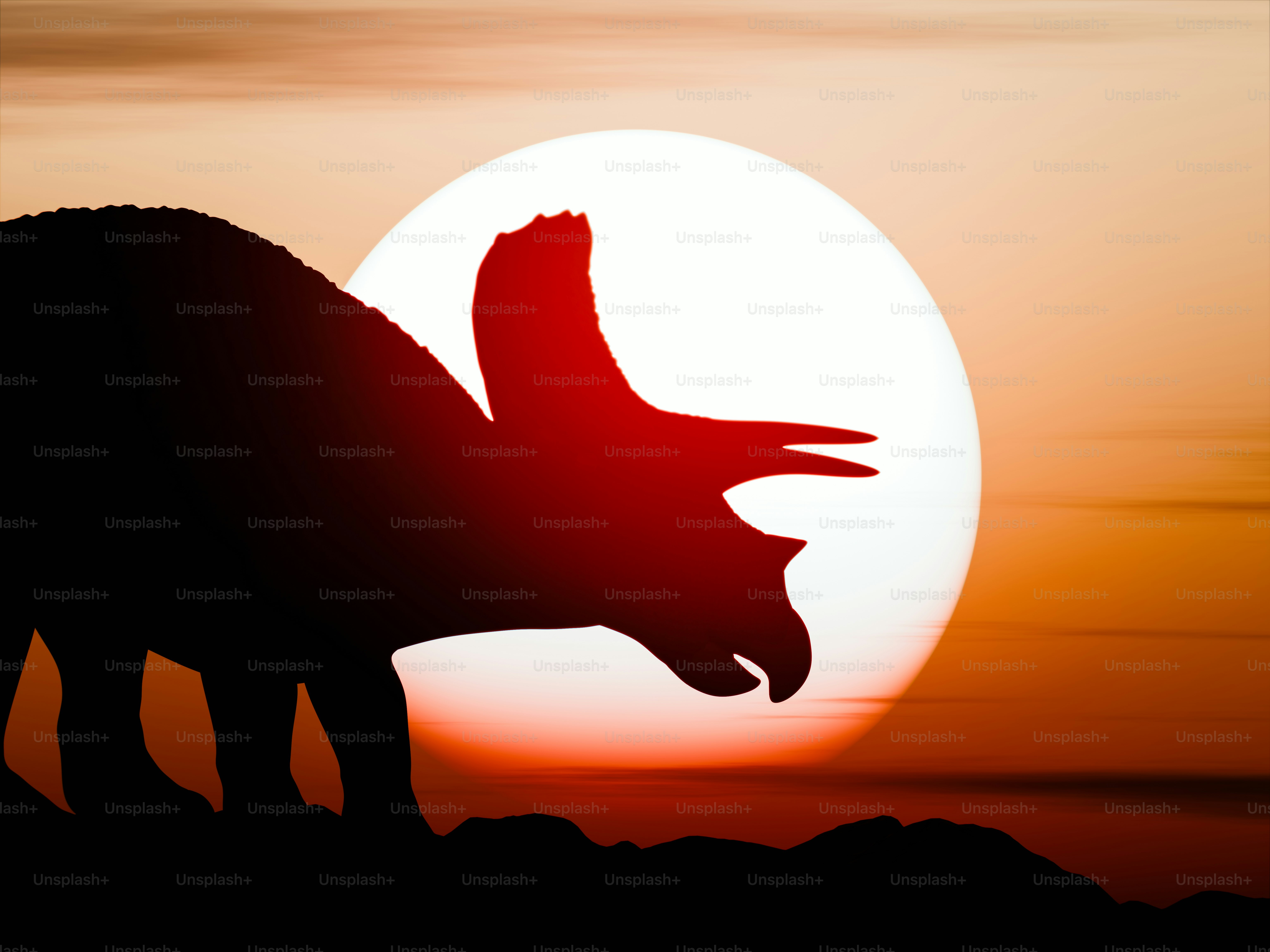 Triceratops bersiluet melawan matahari terbenam.