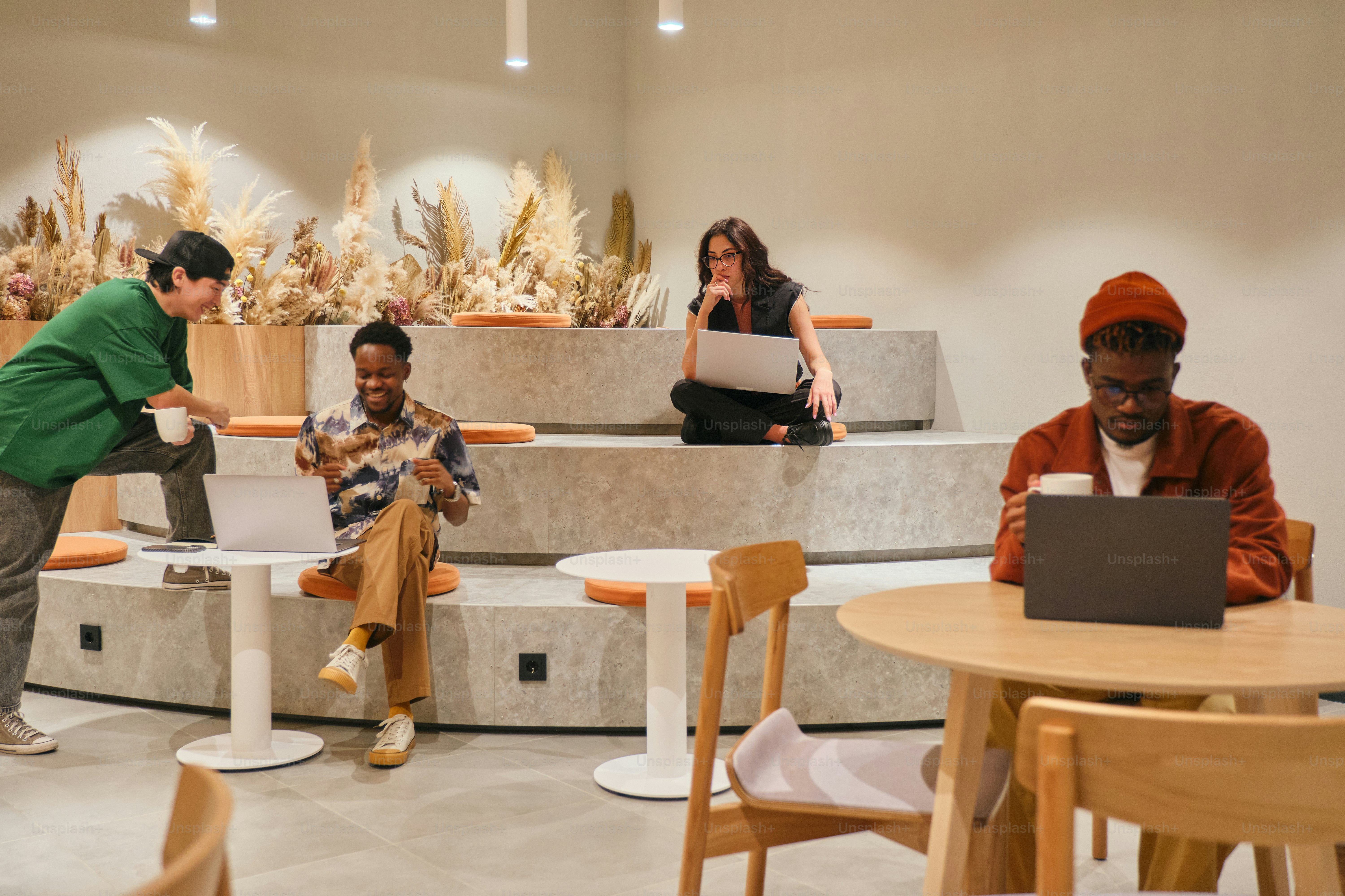 In einem Café wird gearbeitet und entspannt.