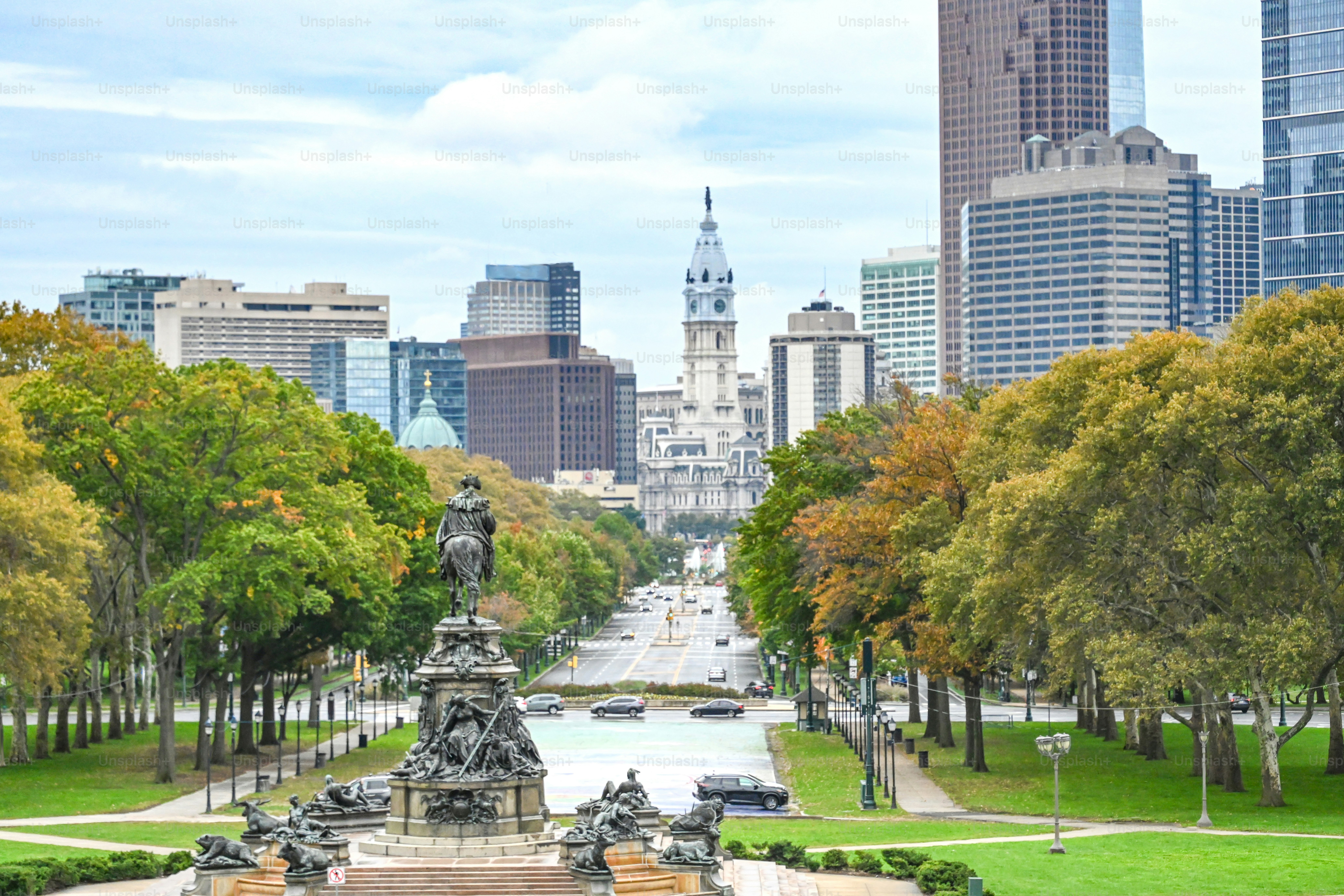 L’automne dans le centre-ville de Philadelphie. Hôtel de ville et promenade Ben Franklin