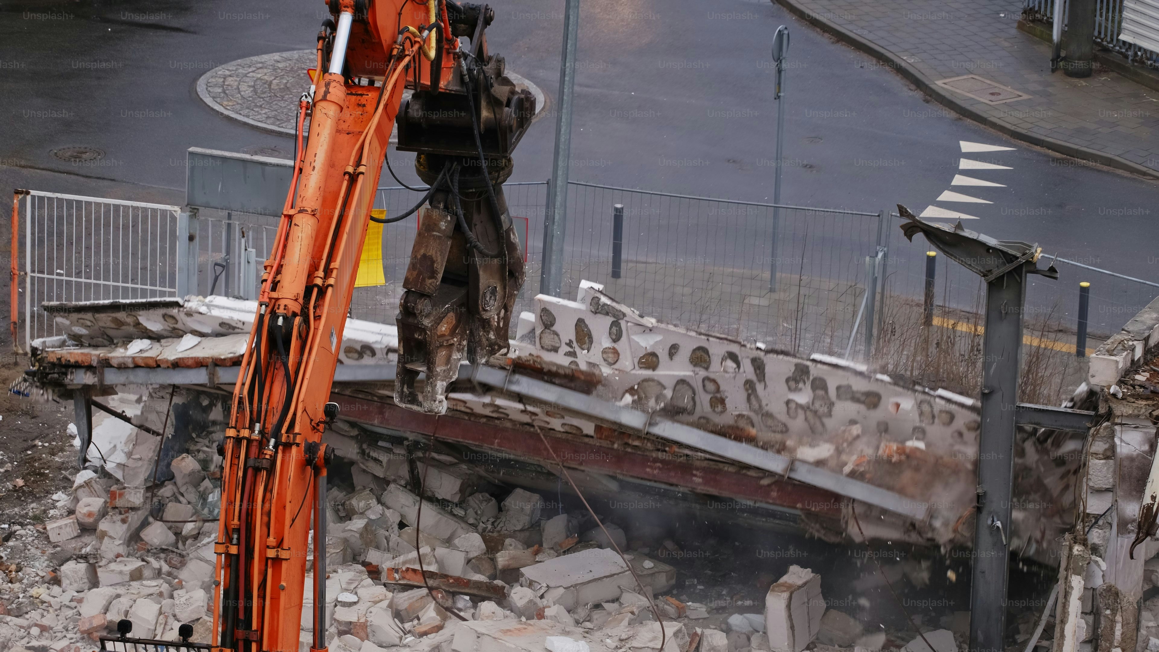 Moderne Bagger bei Abbrucharbeiten