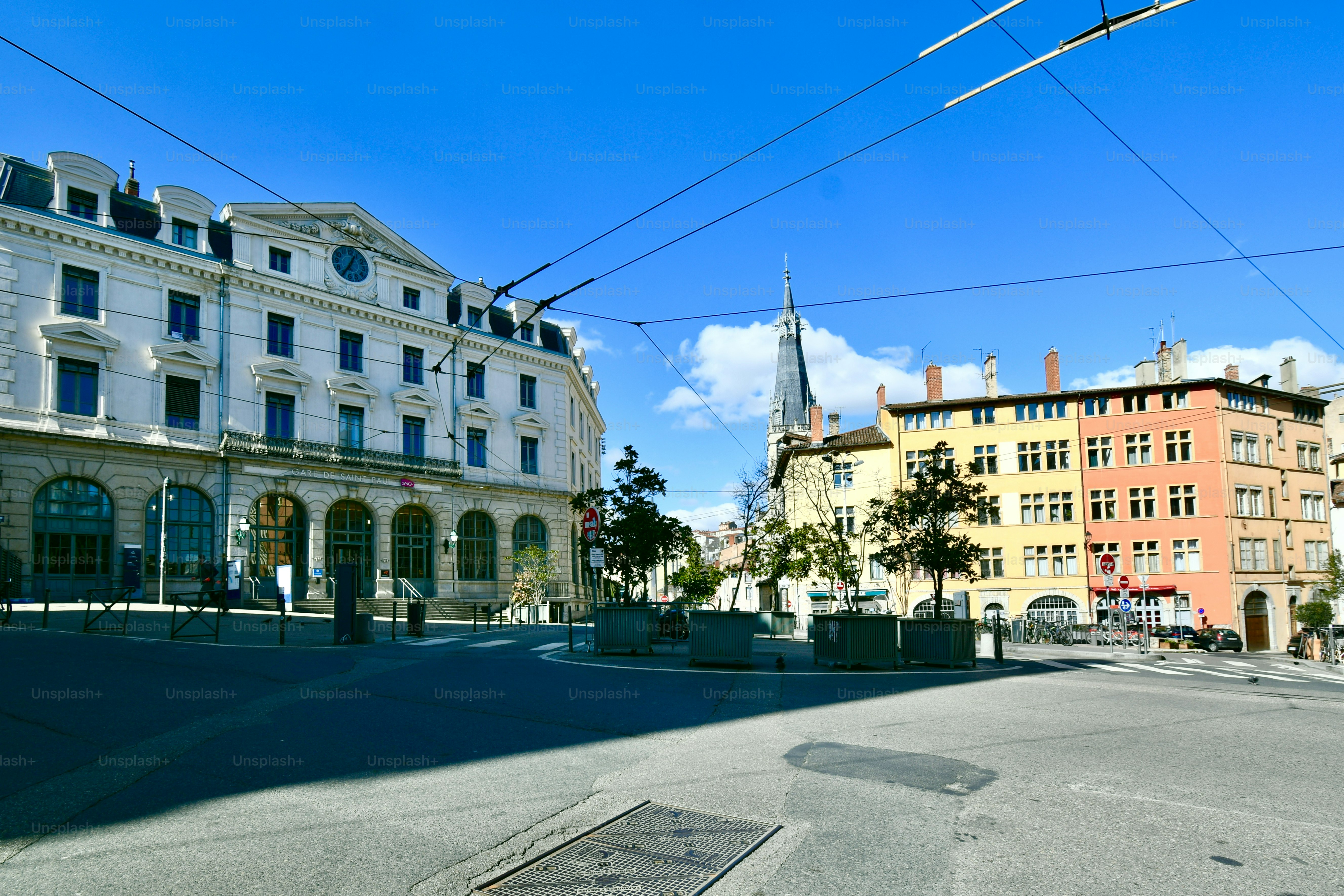 Panoramabild des Platzes Saint Paul mit dem Bahnhof Saint Paul, der Kirche Saint Paul und verschiedenen alten Gebäuden der Altstadt von Lyon an einem sonnigen Tag in Frankreich.