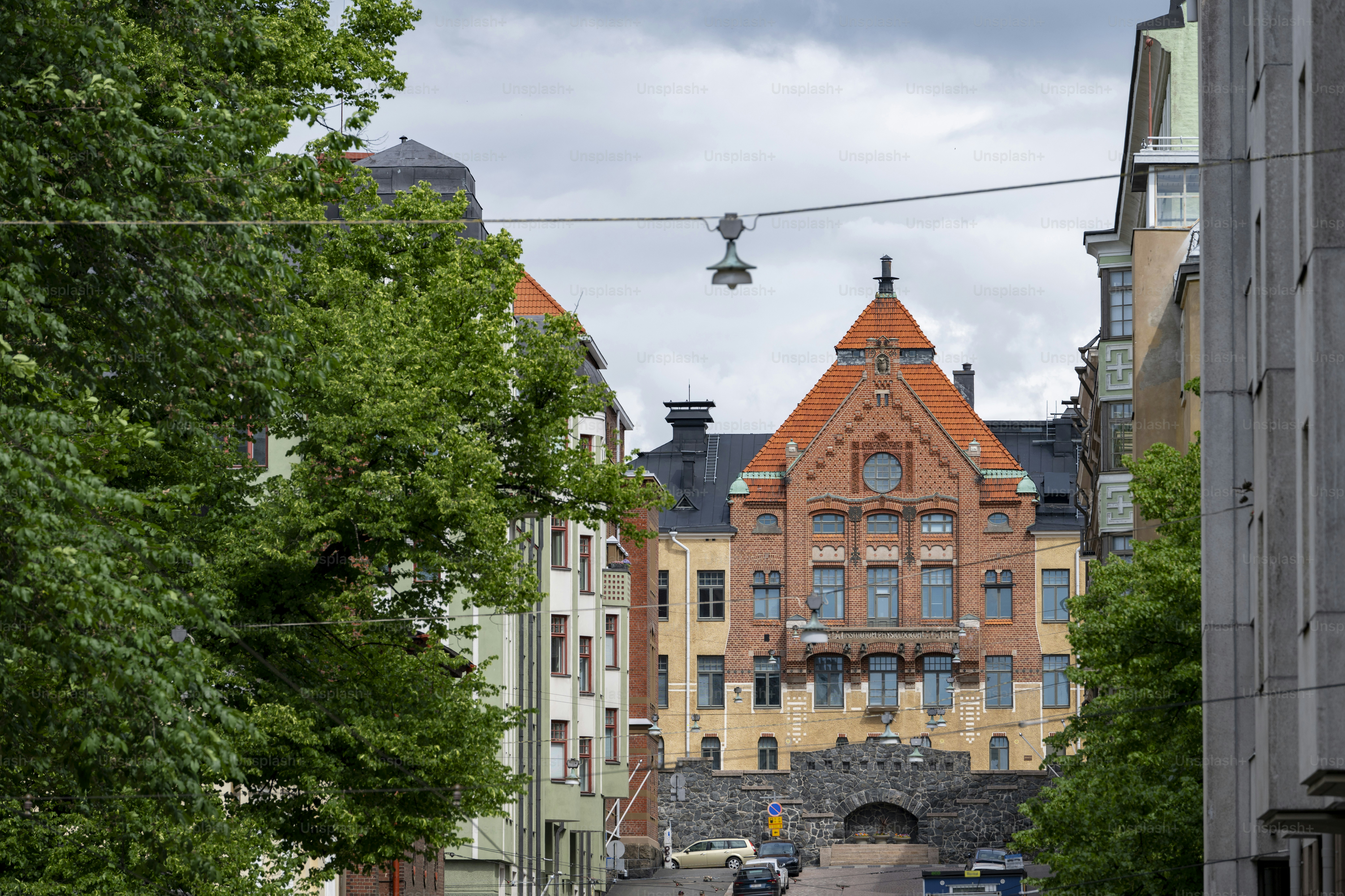 Vista da rua de edifícios antigos em Helsínquia