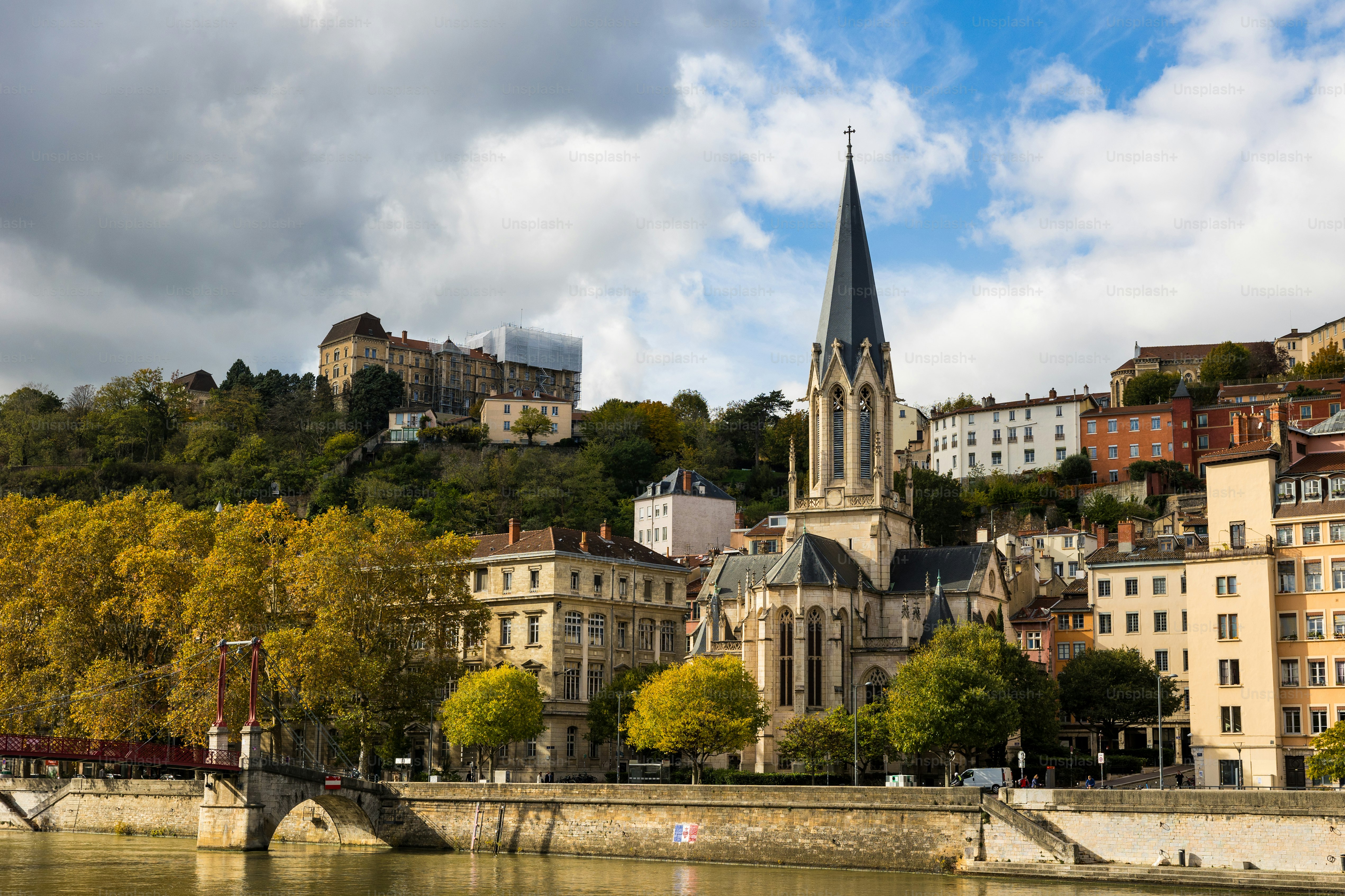 Iglesia de Saint-Georges en Lyon, a orillas del Saona