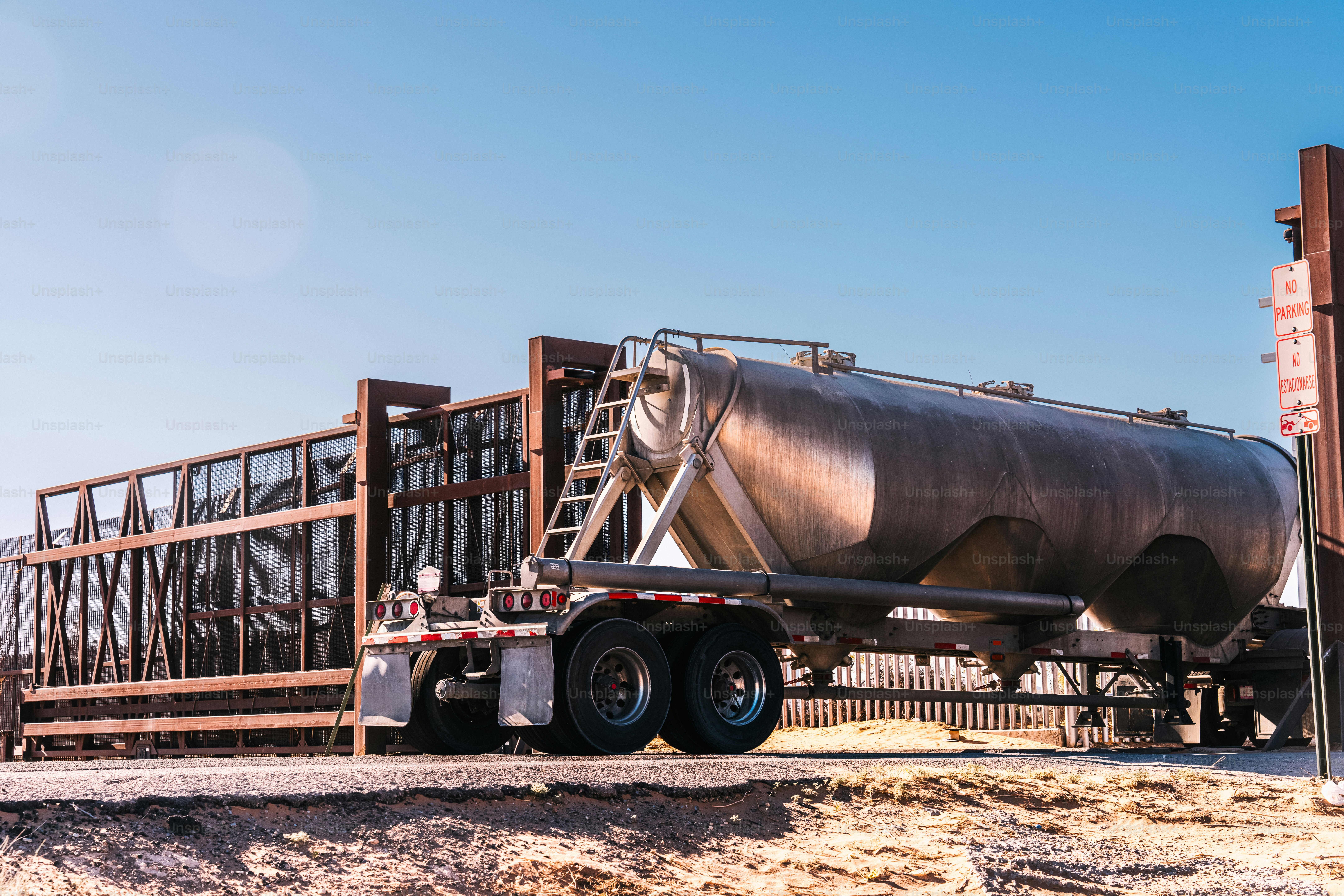 premium_photo-1742418153572-405d02a68989?ixid=M3wxMjA3fDB8MXxzZWFyY2h8MTd8fGJ1bGslMjBmZWVkJTIwdHJ1Y2t8ZW58MHx8fHwxNzQ3MDU2NTIwfDA\u0026ixlib=rb-4.1.0