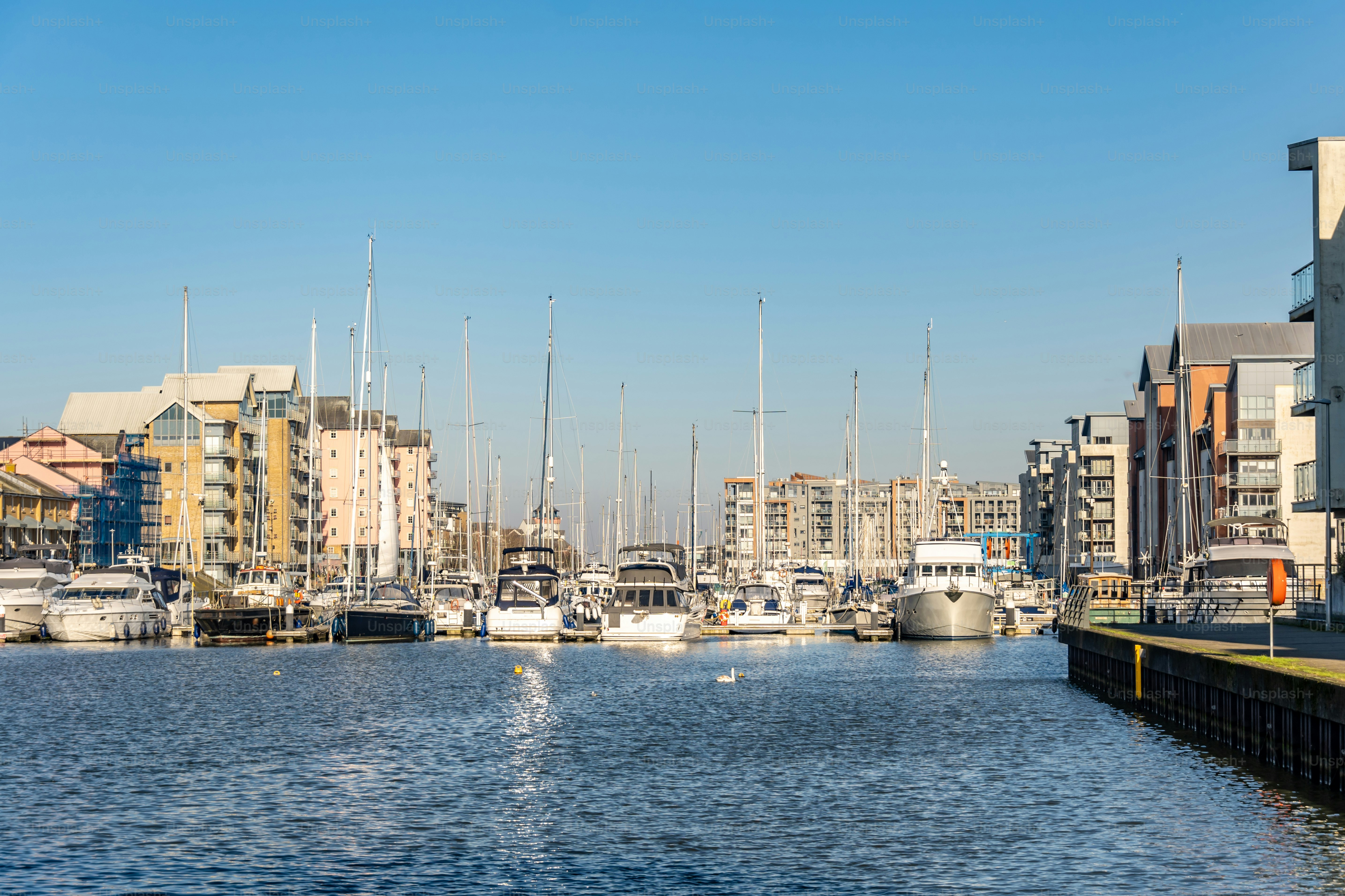 Bateaux dans la marina de Portishead avec blocs résidentiels