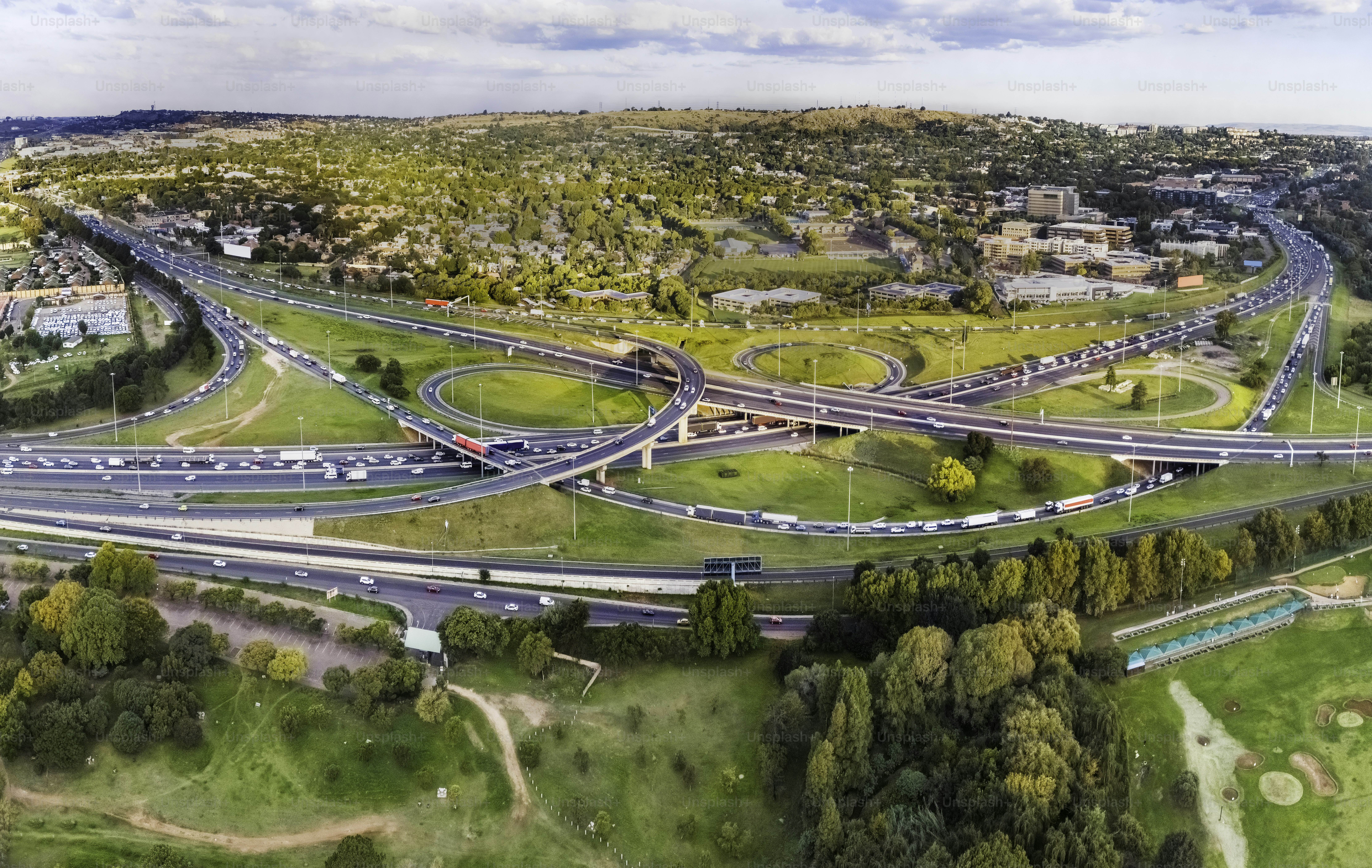 Johannesburg, Afrique du Sud - 11 avril 2024 : L'échangeur Gilloolys est  une intersection majeure de la circulation vue ici aux heures de pointe du  trafic en provenance de la banlieue est, image size:3000x1899