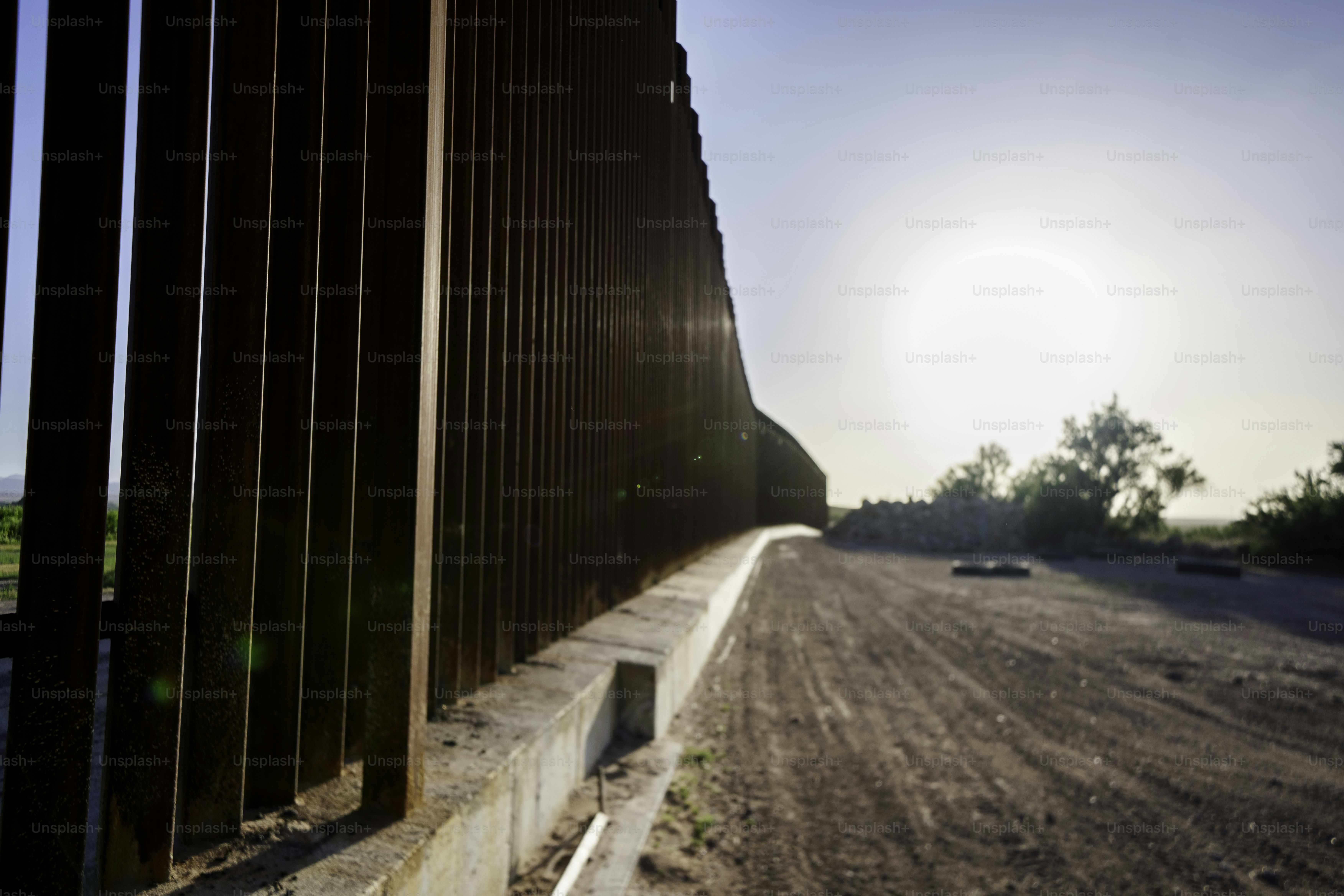 Internationale Grenzmauer am Tornillo-Übergang in Texas in der Abenddämmerung