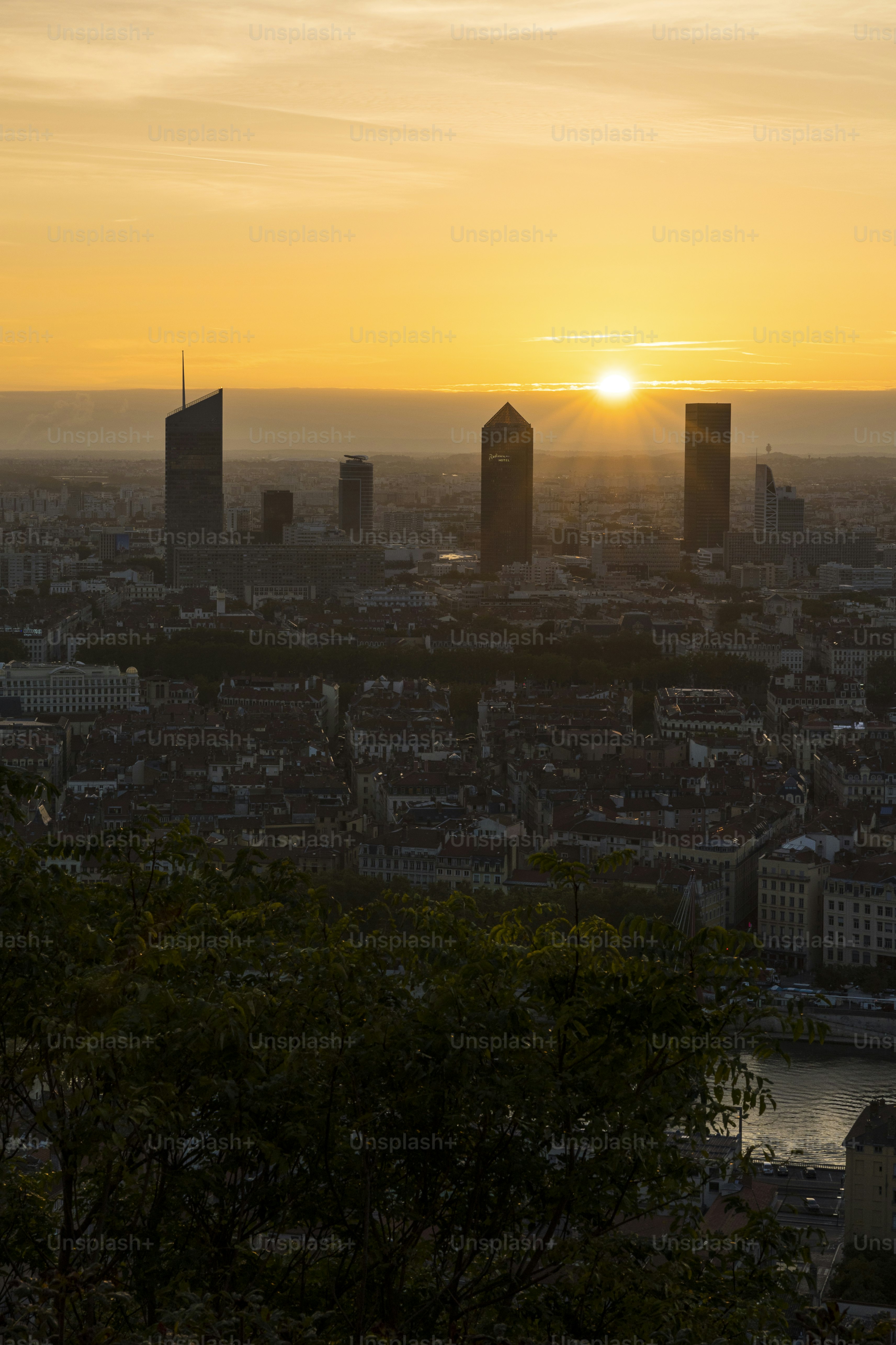 Matahari terbit di atas menara distrik bisnis Part-Dieu di Lyon dari Fourvière
