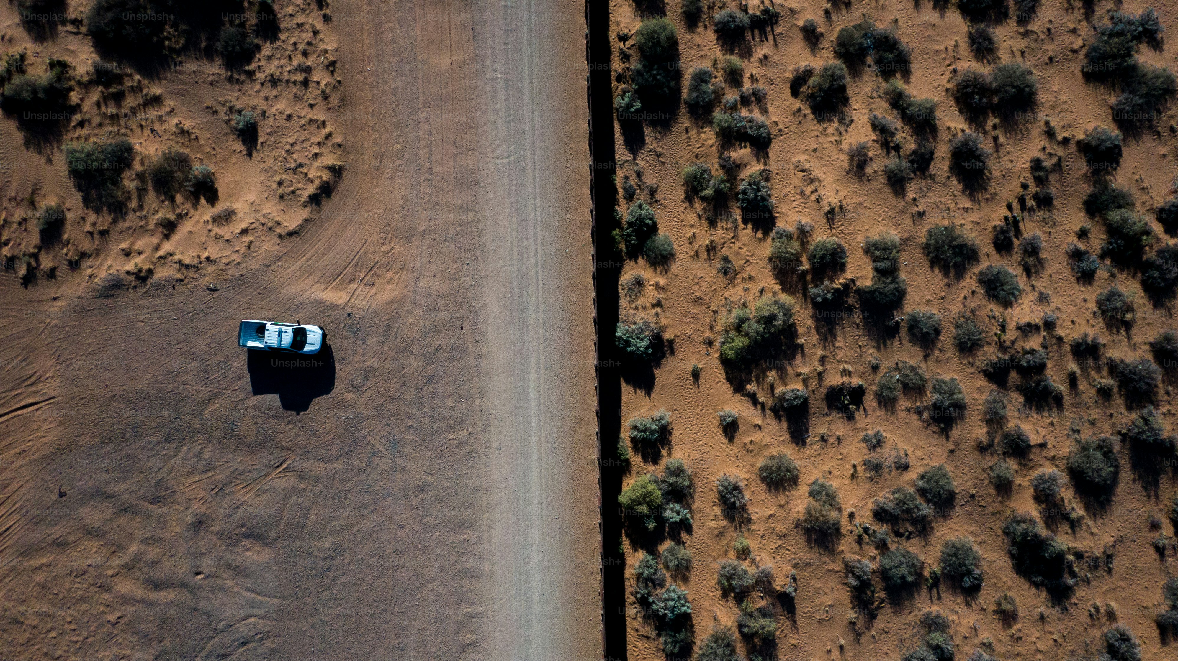 Un vehículo de la Patrulla Fronteriza estacionado monta guardia en el muro fronterizo mexicano-estadounidense en un día soleado en el paisaje desértico a las afueras de El Paso, Texas