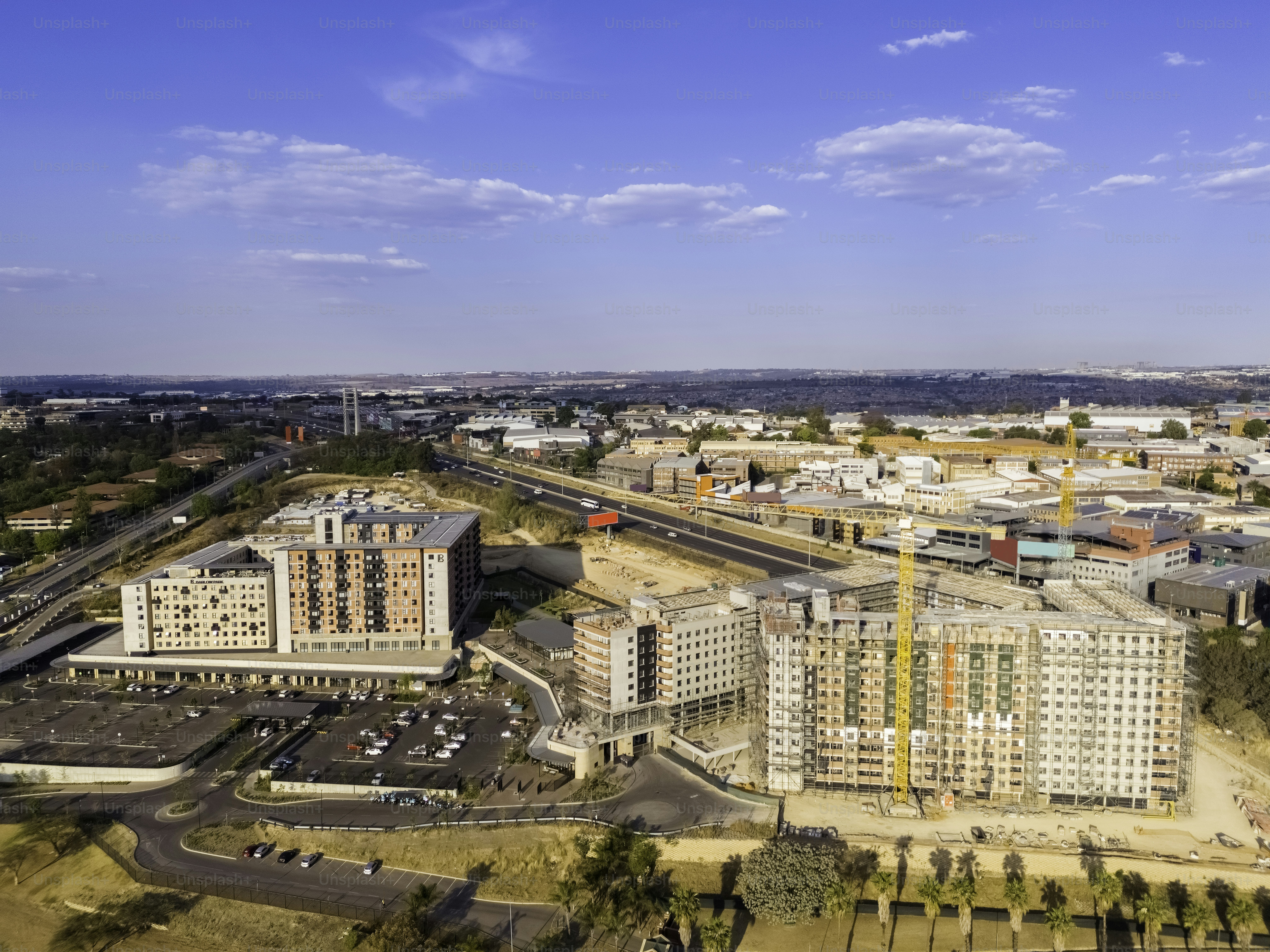 Apartemen modern baru Barlowpark, di Sandton City di sebelah jalan raya M1.