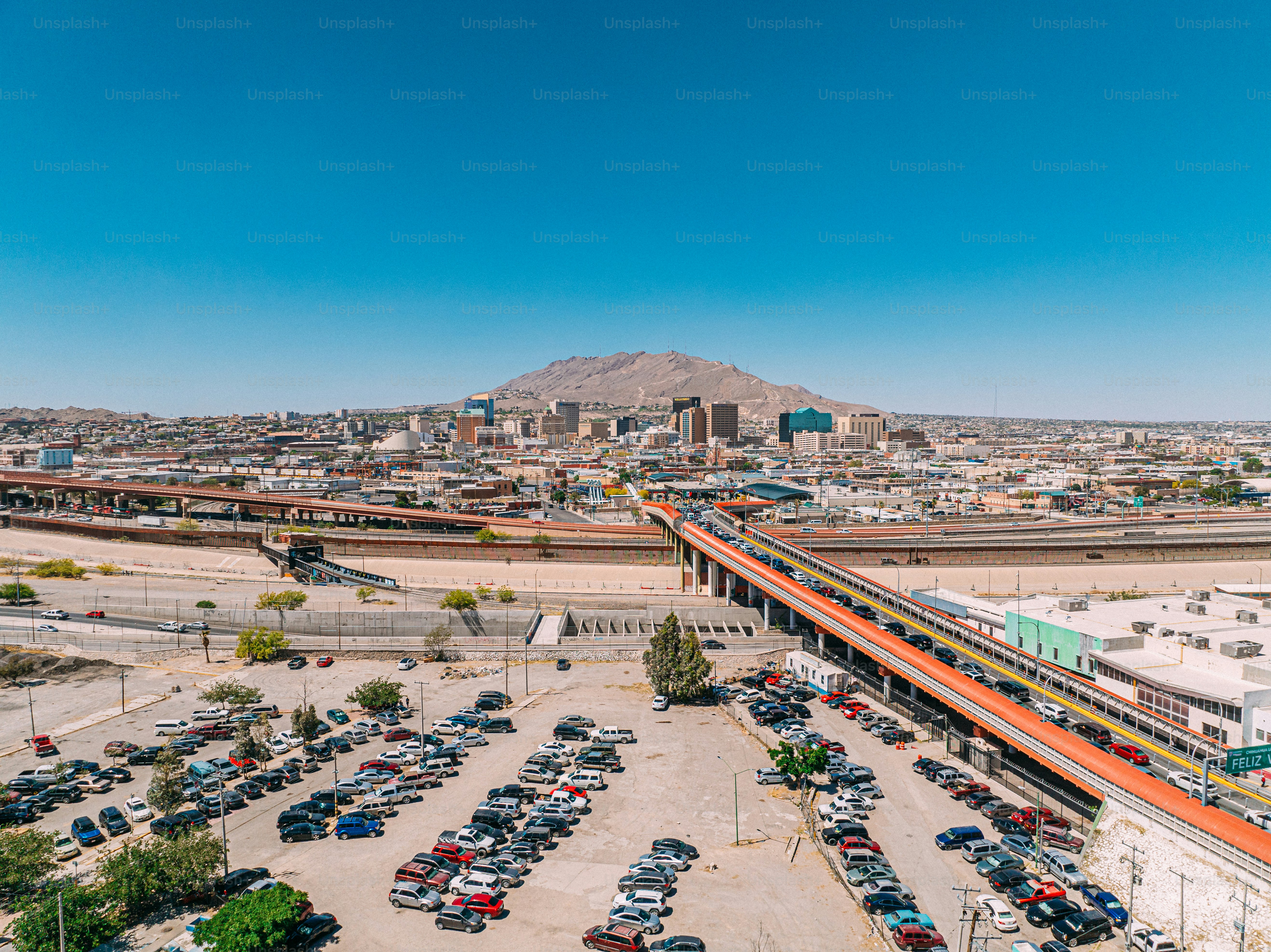 Erhöhter Blick auf die internationale Brücke "Paso del Norte" am Grenzübergang zwischen den Vereinigten Staaten und Mexiko. 

Das Foto wurde auf der mexikanischen Seite der Grenzmauer zwischen den USA und Mexiko in Ciudad Juárez aufgenommen.