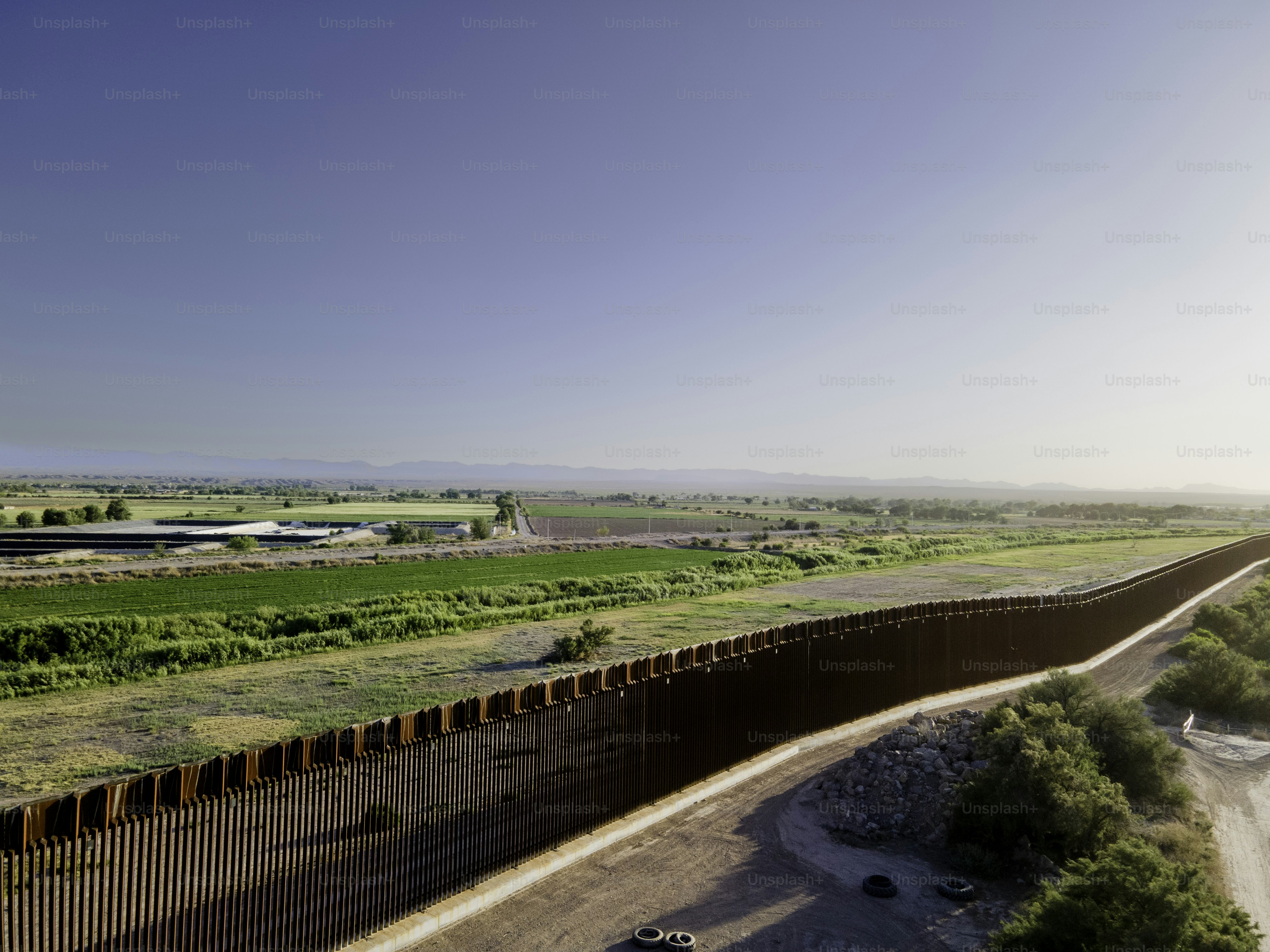 Drohnenblick auf die internationale Grenzmauer am Tornillo-Übergang in Texas in der Abenddämmerung
