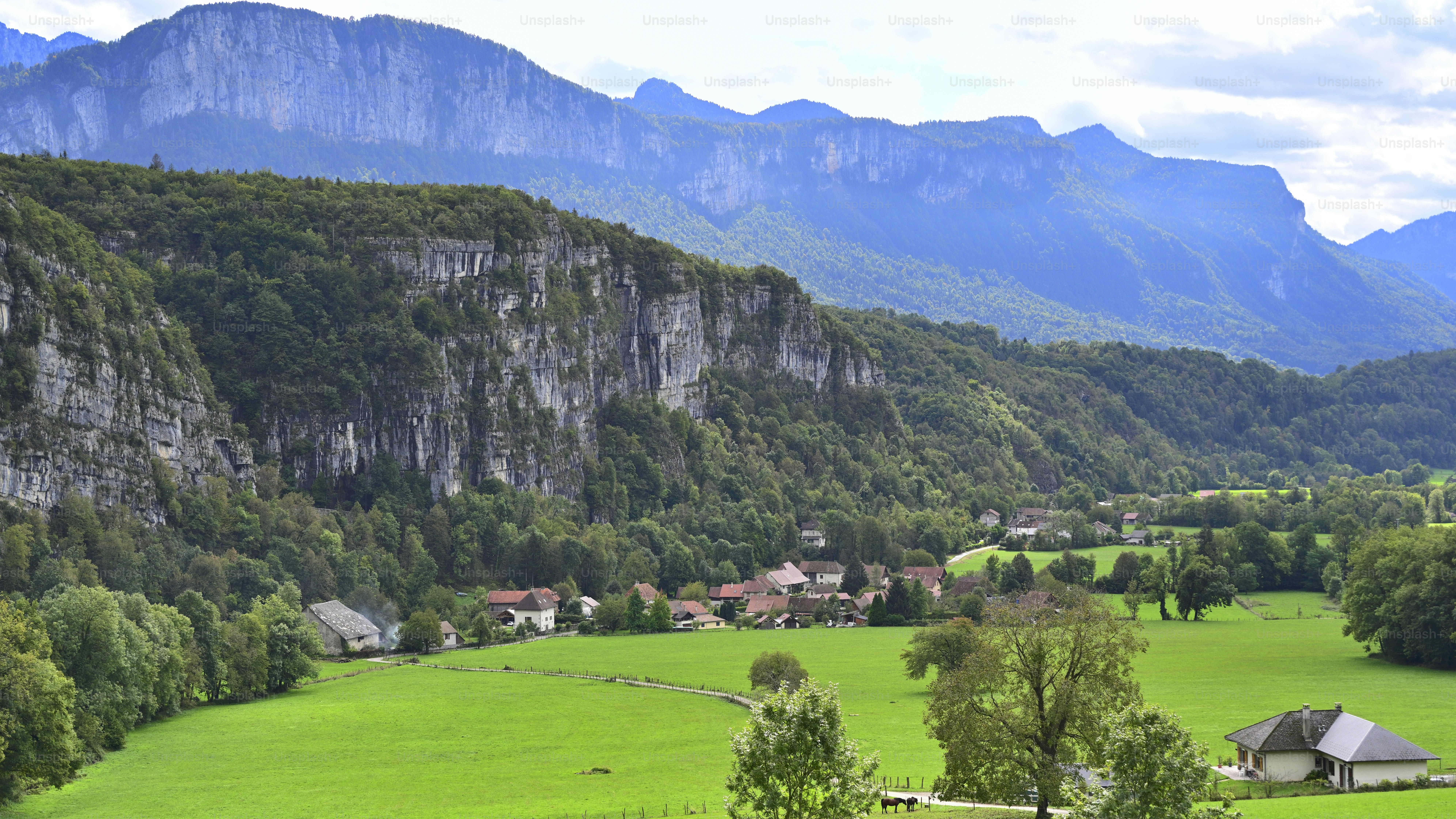 This is the view of a self-driving car from Istres, France, to Geneva, Switzerland.
On both sides of the road, there are mountains, forests, pastures, characteristic buildings, farmhouses, churches, etc., as if to see a Beautiful picture.