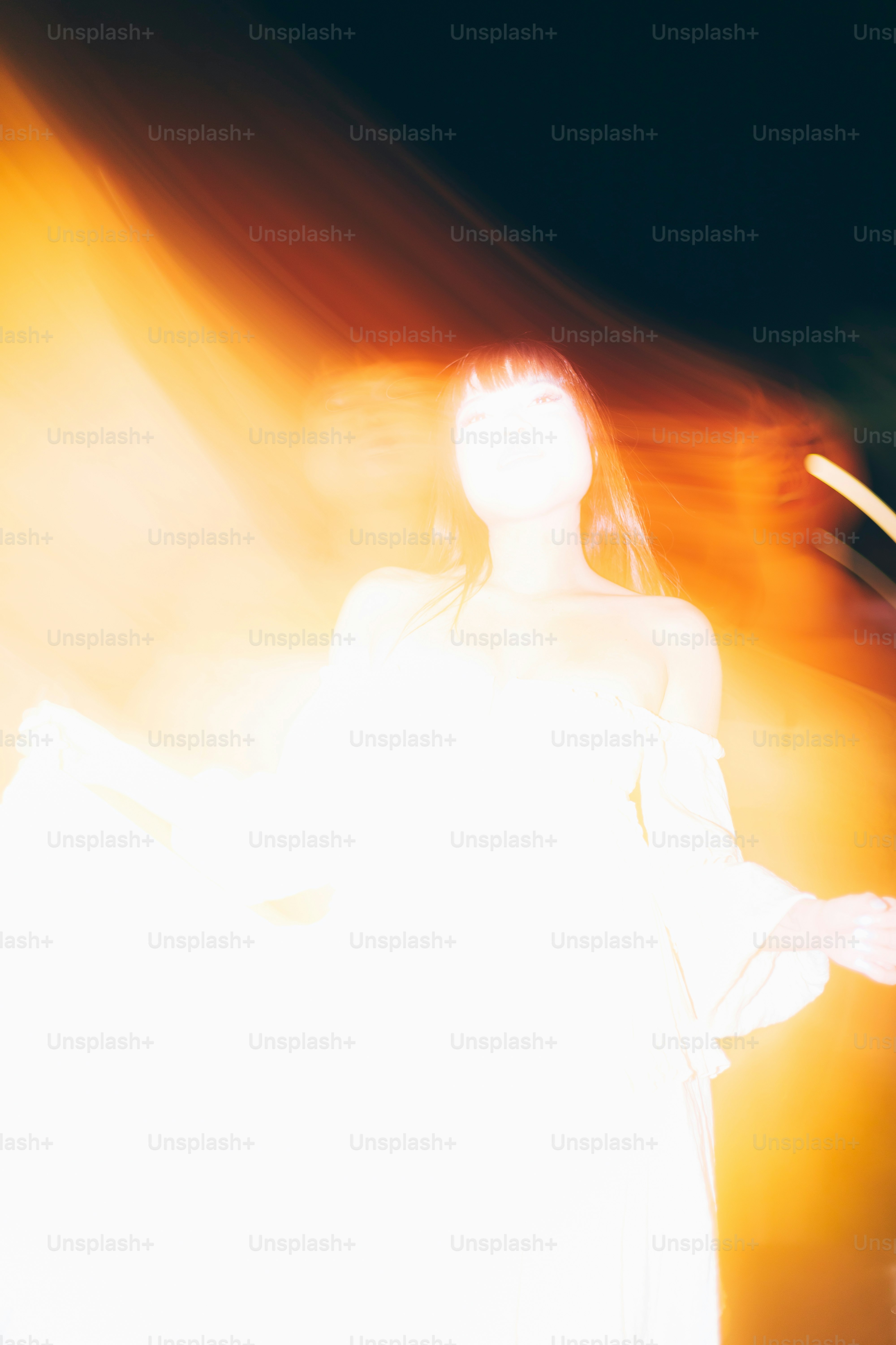Un'immagine sfocata di una donna immersa nella luce.