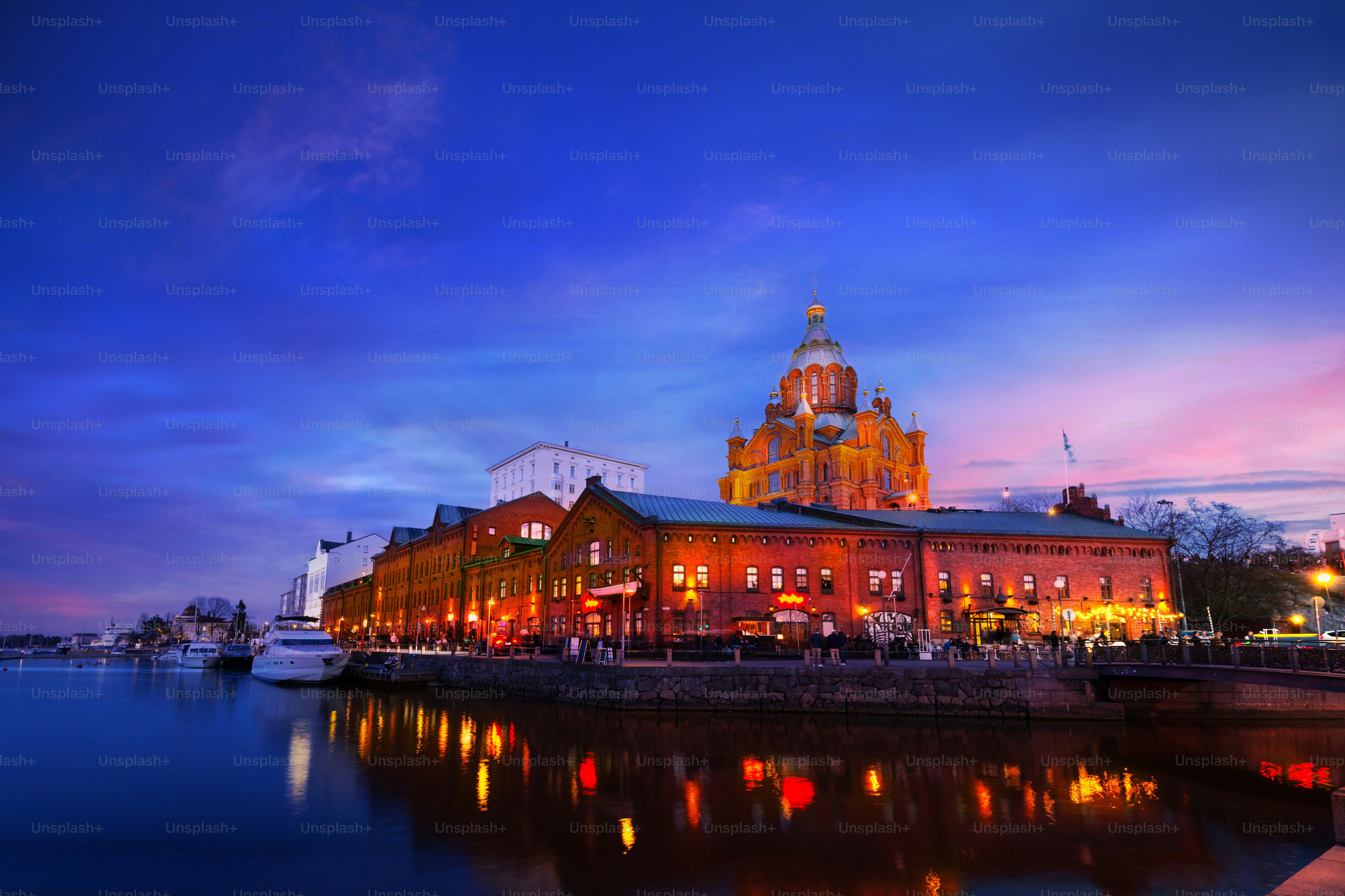 Helsinki, Finlandia . Panorama estivo dal porto settentrionale di Helsinki con la Cattedrale Uspensky al tramonto in estate. Vista dell'architettura, delle navi, degli yacht e delle barche nel centro storico di Helsinki. Il vecchio porto è una popolare destinazione turistica.