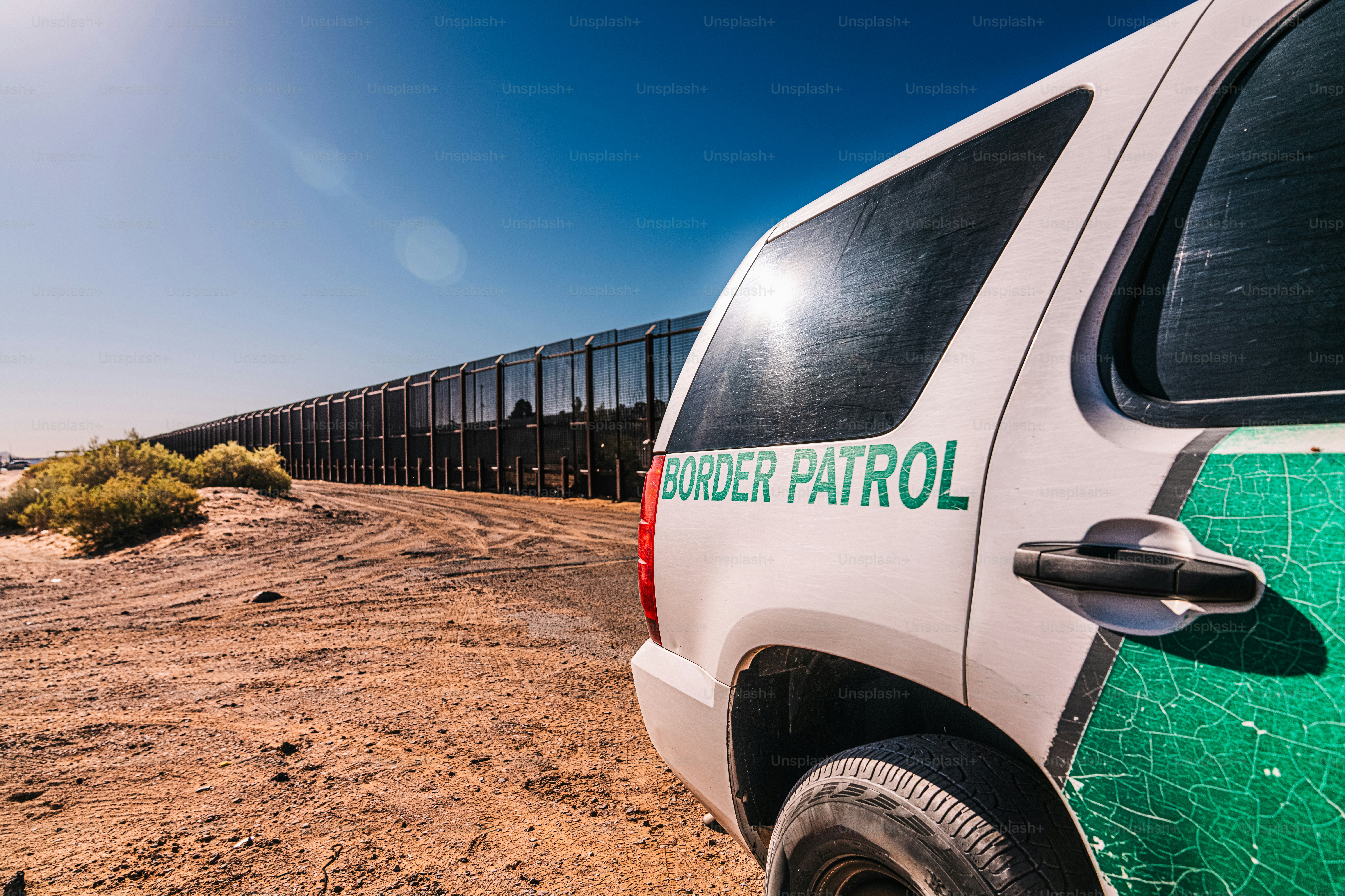 정치 토론에서 뜨거운 주제 : 미국 엘 파소 텍사스 / 뉴 멕시코의 멕시코 / 미국 국경에서 국경 순찰대 SUV.

미국에서 무더운 여름날에 찍은 사진