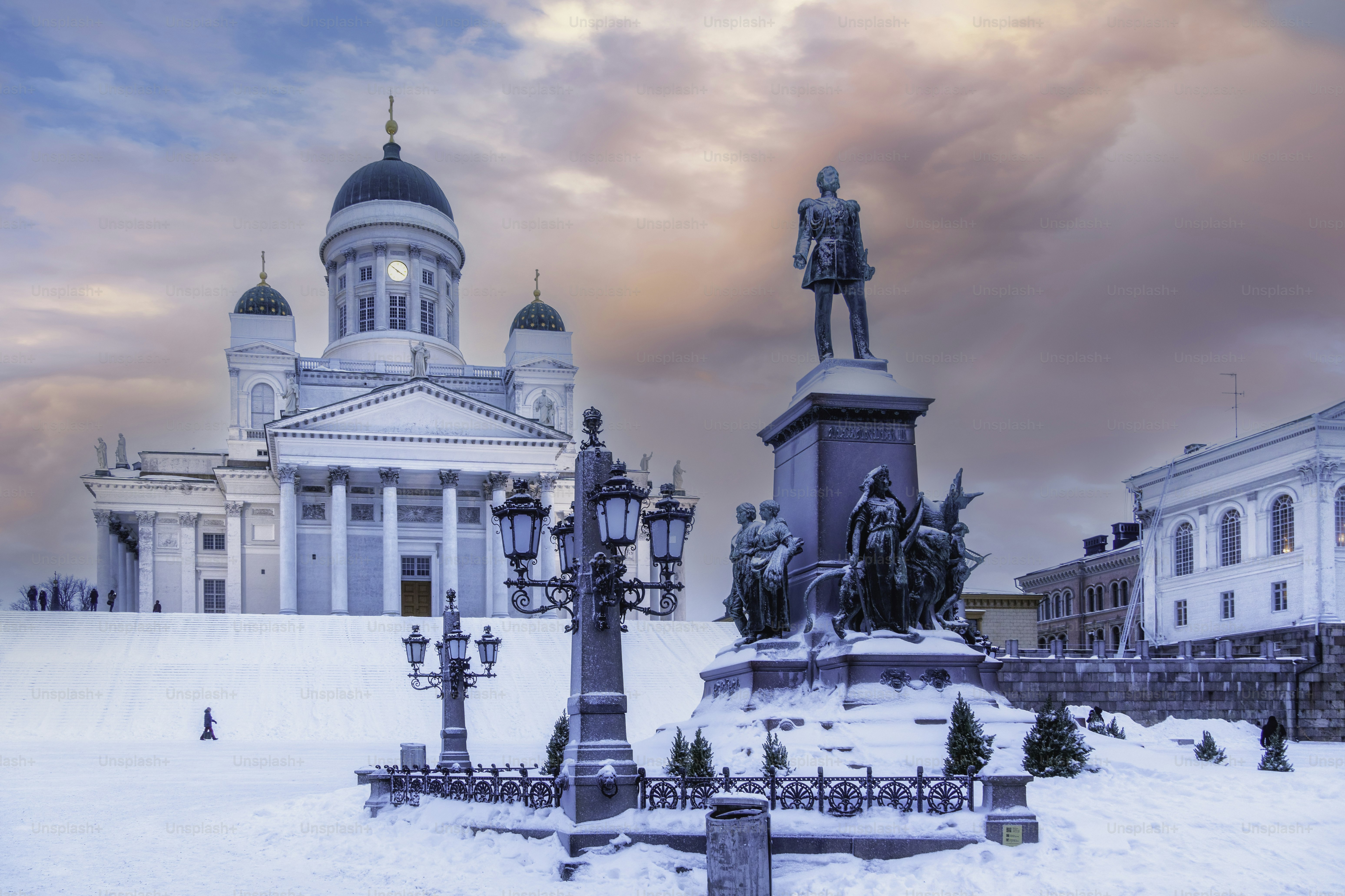 Statua di Alessandro II, imperatore di Russia, di fronte alla cattedrale luterana di Helsinki., Helsinki, Finlandia