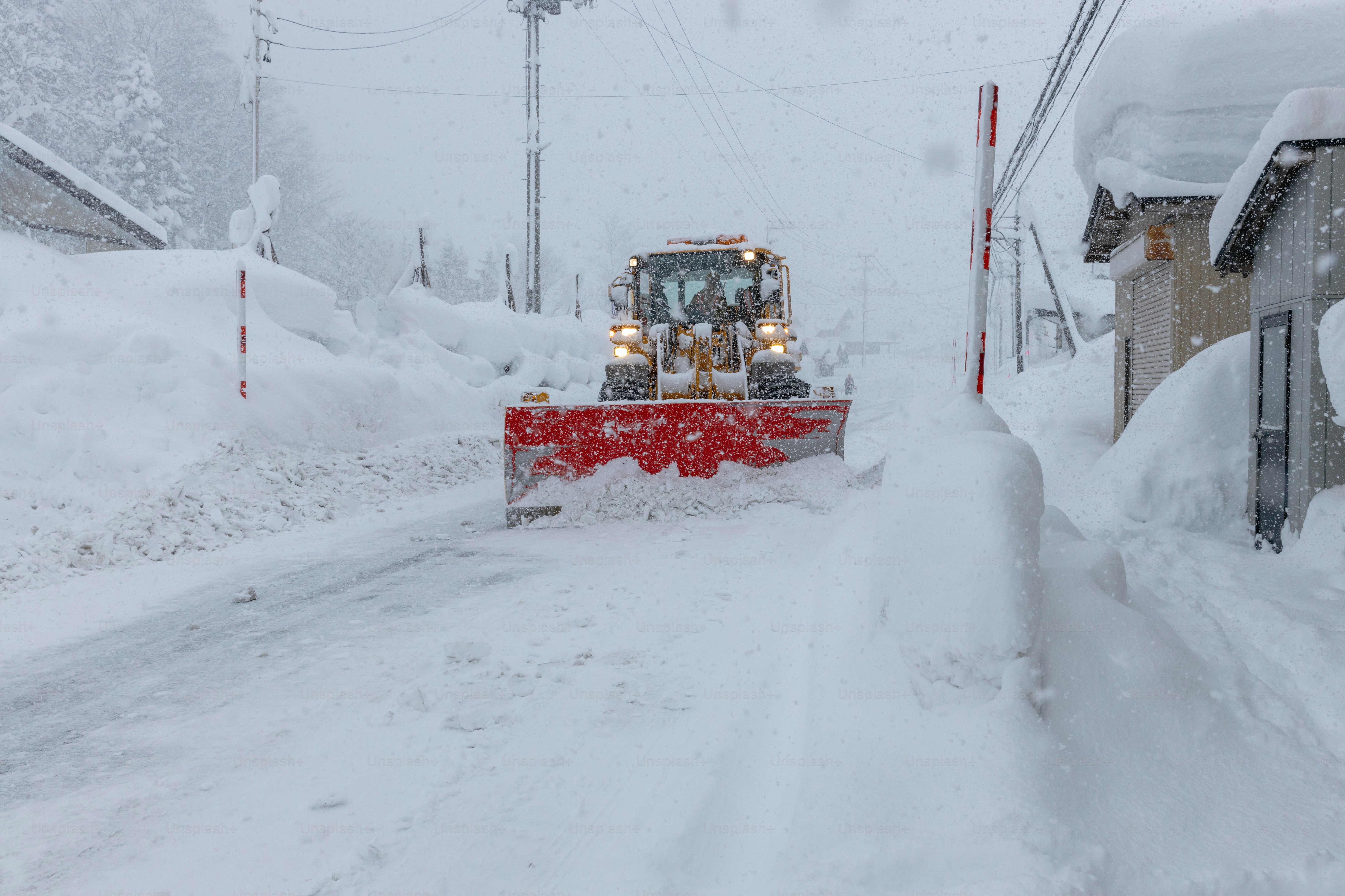 Uno spazzaneve che sgombera la neve dalle strade. Yamagata, Giappone.