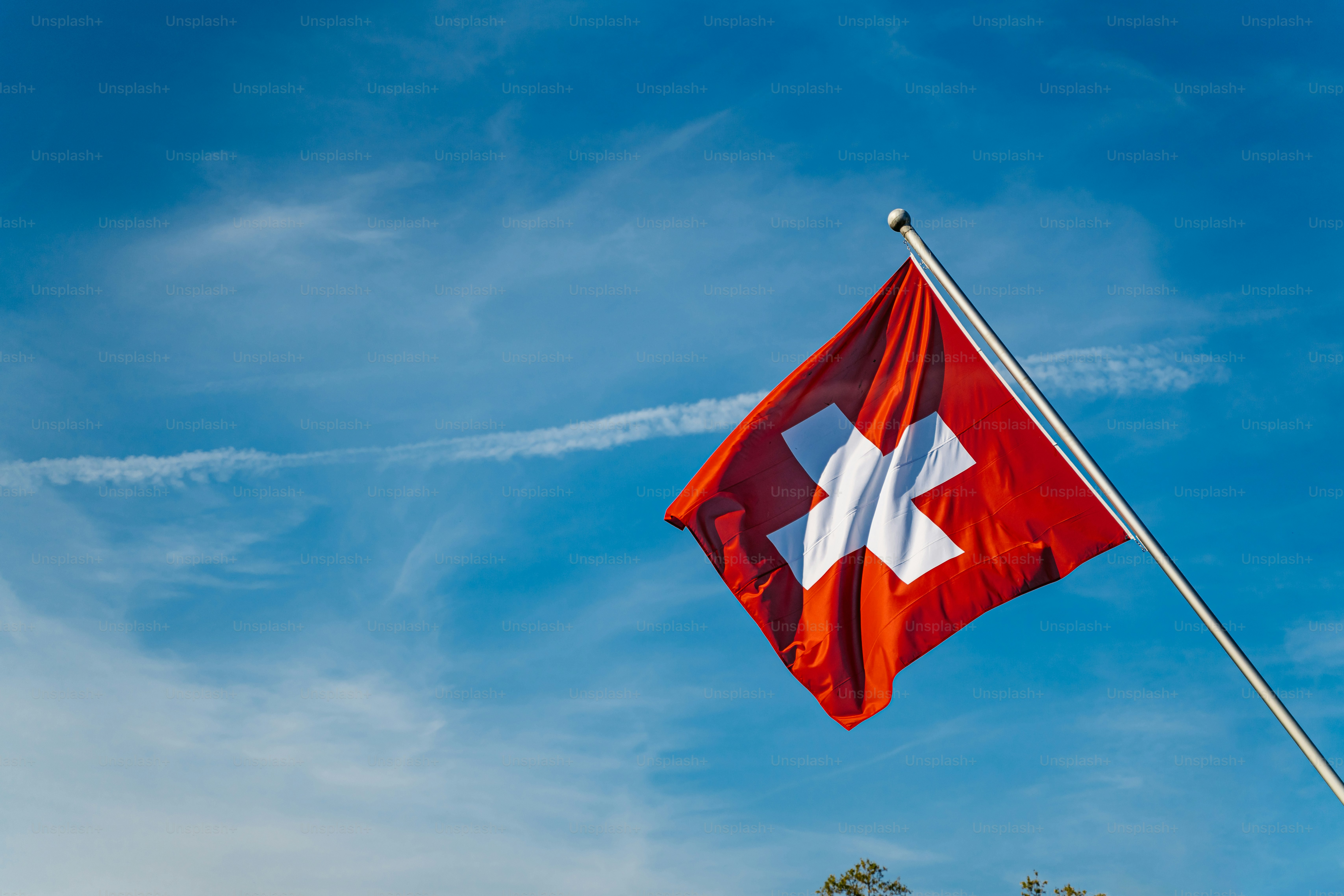 Bandera suiza contra el cielo en Ginebra, Suiza.