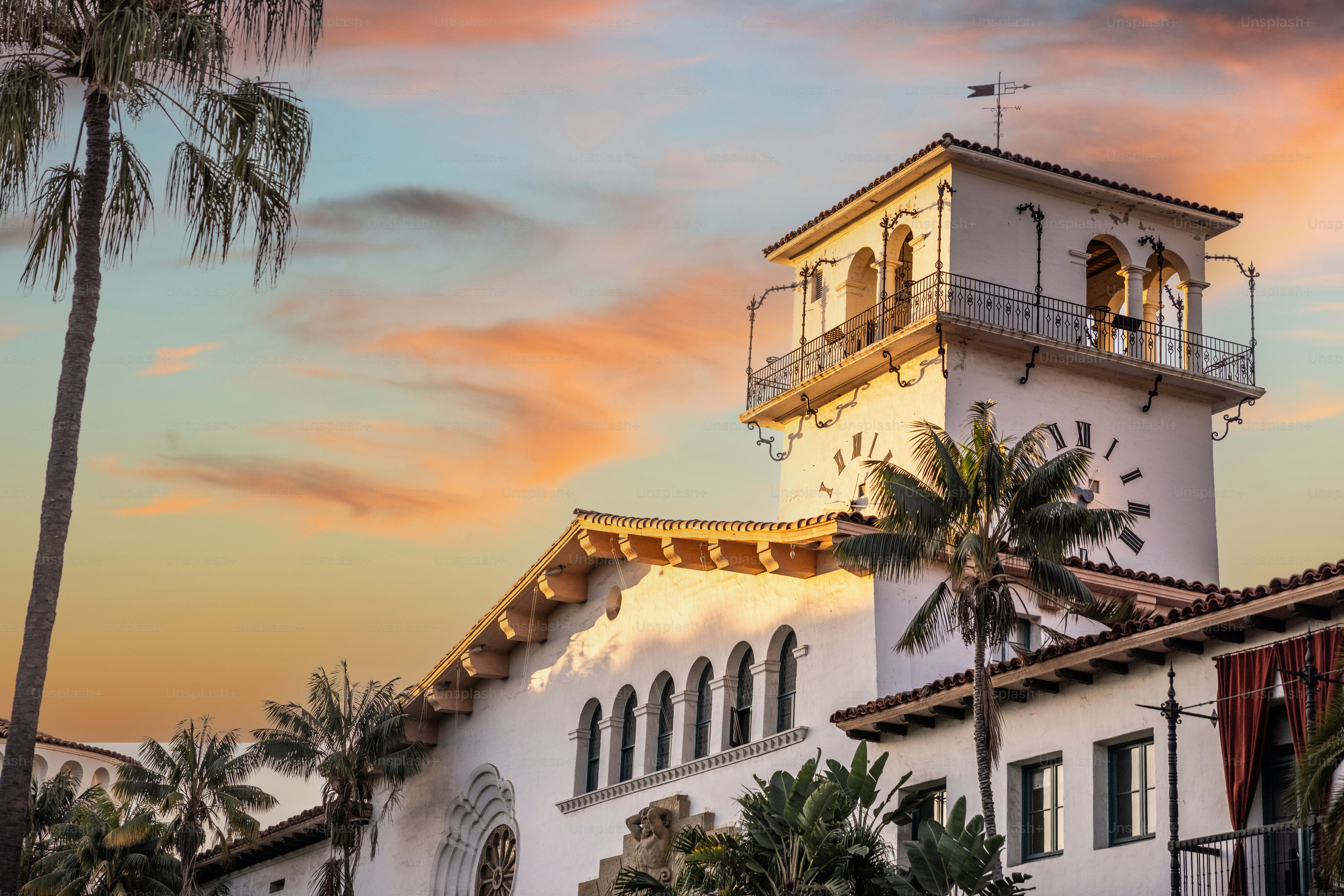 Gedung pengadilan daerah Santa Barbara yang bersejarah di Anacapa Street saat matahari terbit di pagi hari di atas Samudra Pasifik.