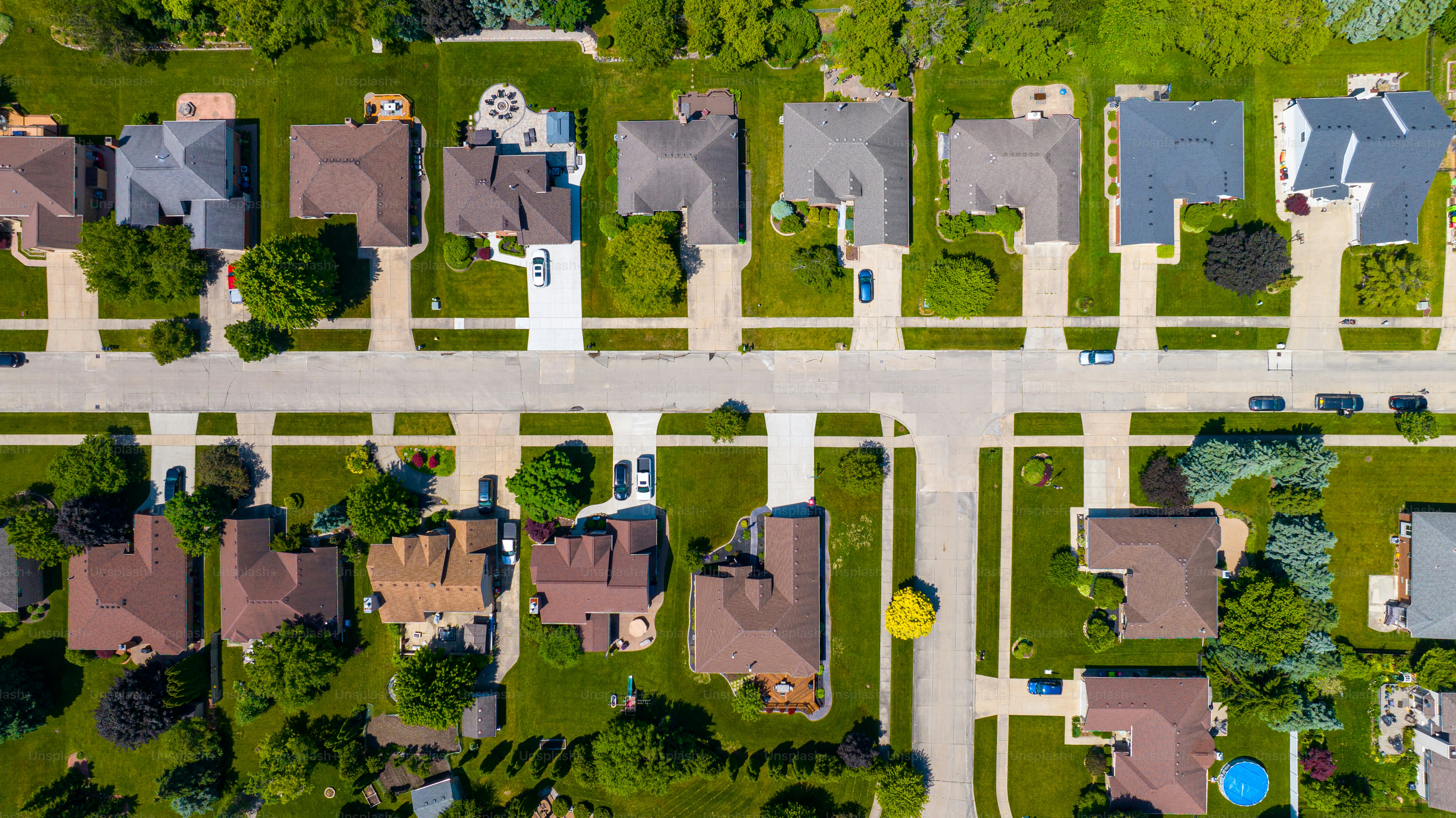 Vista aérea de arriba hacia abajo de un suburbio en el área metropolitana de Detroit, Michigan