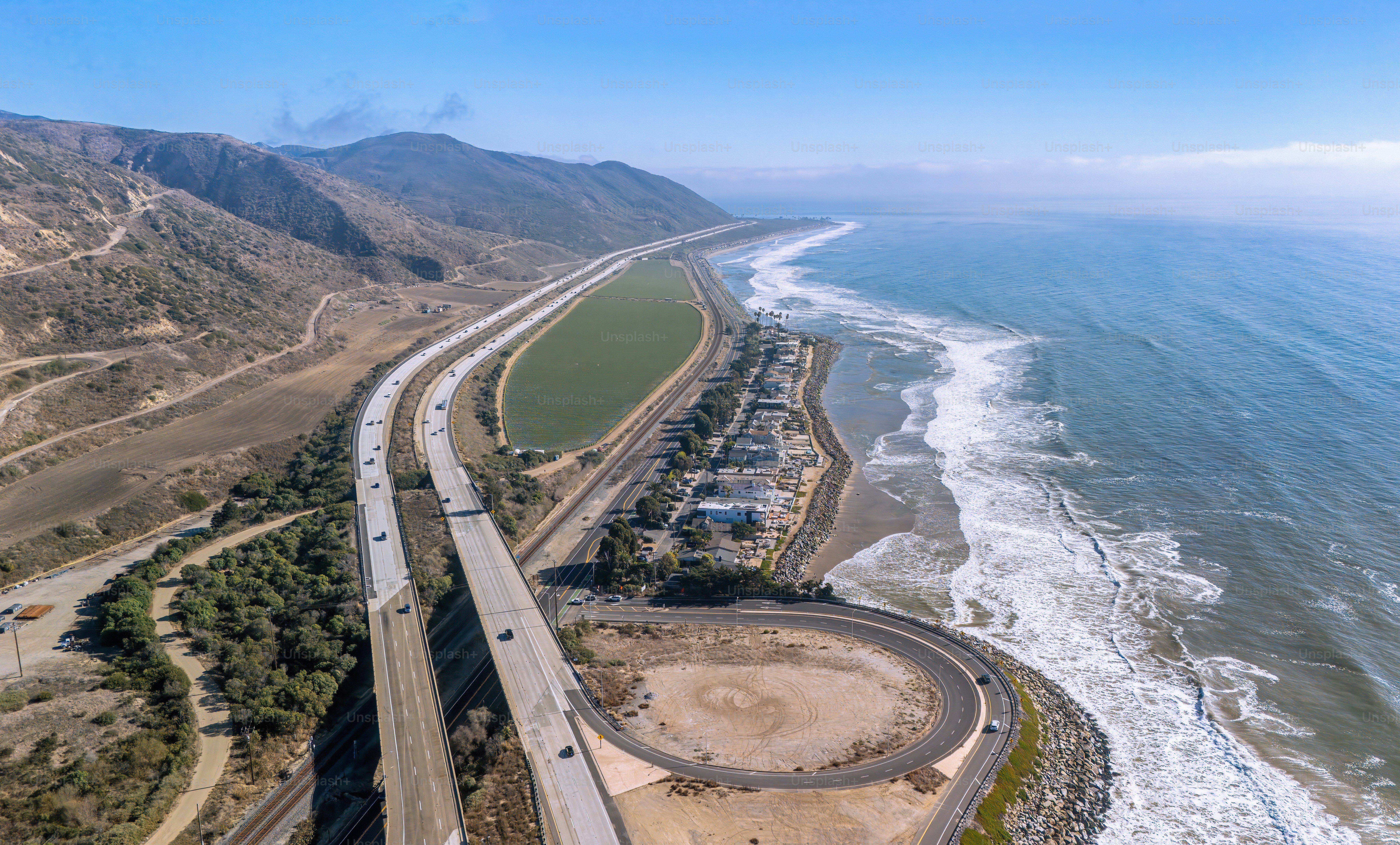 Vue aérienne de l’autoroute 1, du parc Rincon Beach et du canal de Santa Barbara, en Californie.
