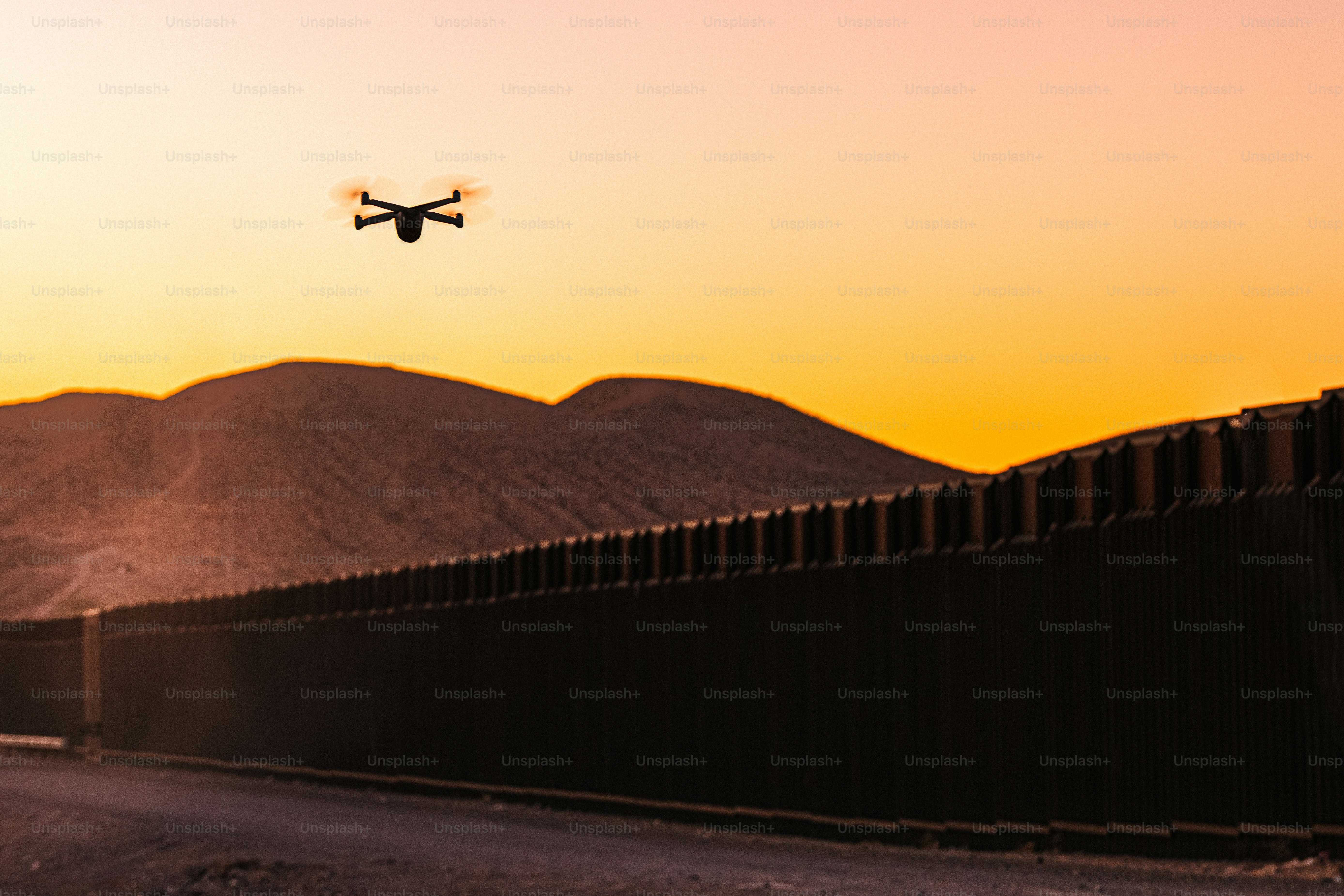 Grand véhicule aérien sans pilote inquiétant (drone UAV) avec une caméra volant au-dessus de la frontière américano-mexicaine près d’El Paso, au Texas
