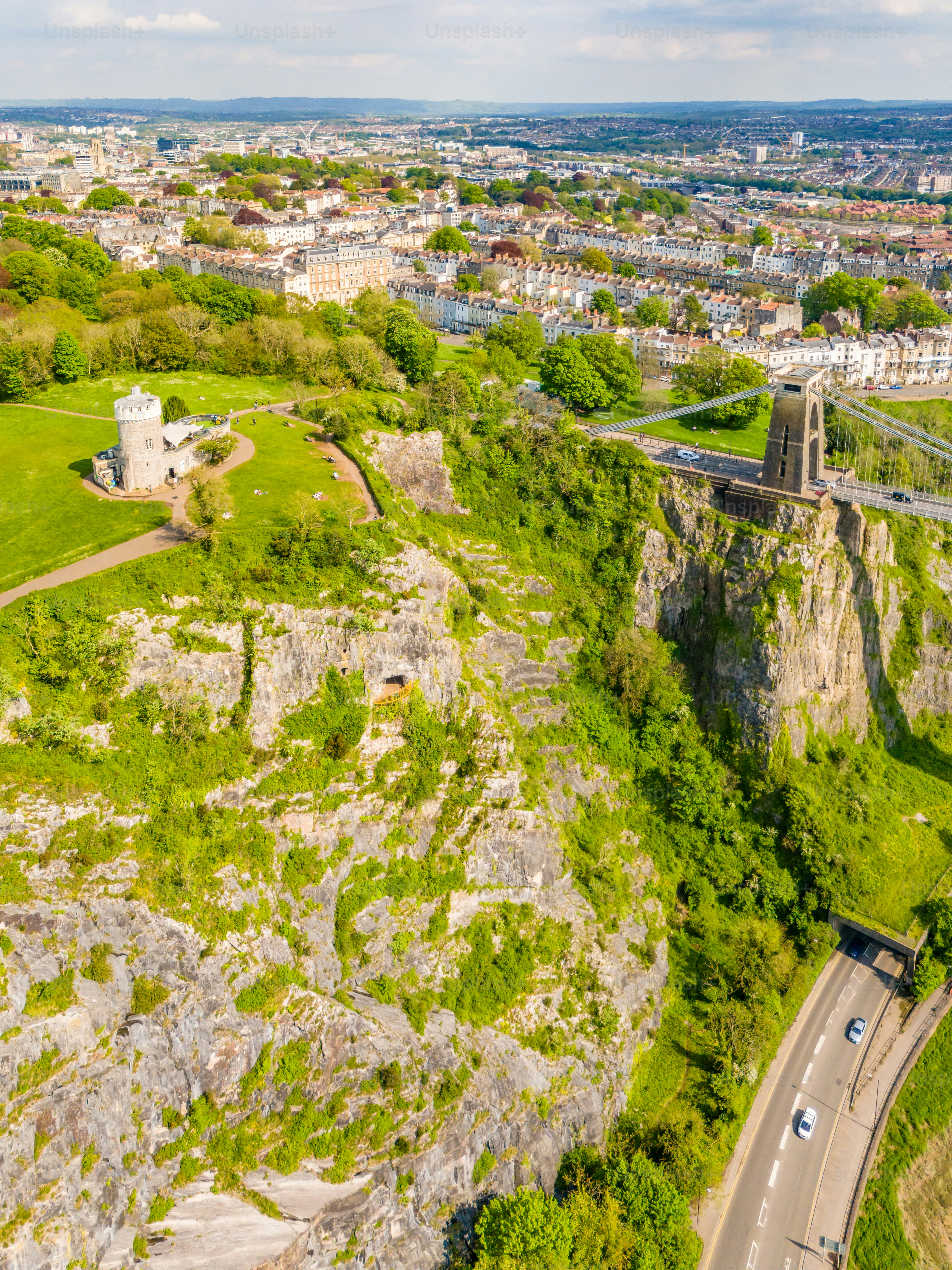 Vista aérea do Observatório Clifton e da Ponte Suspensa em Bristol