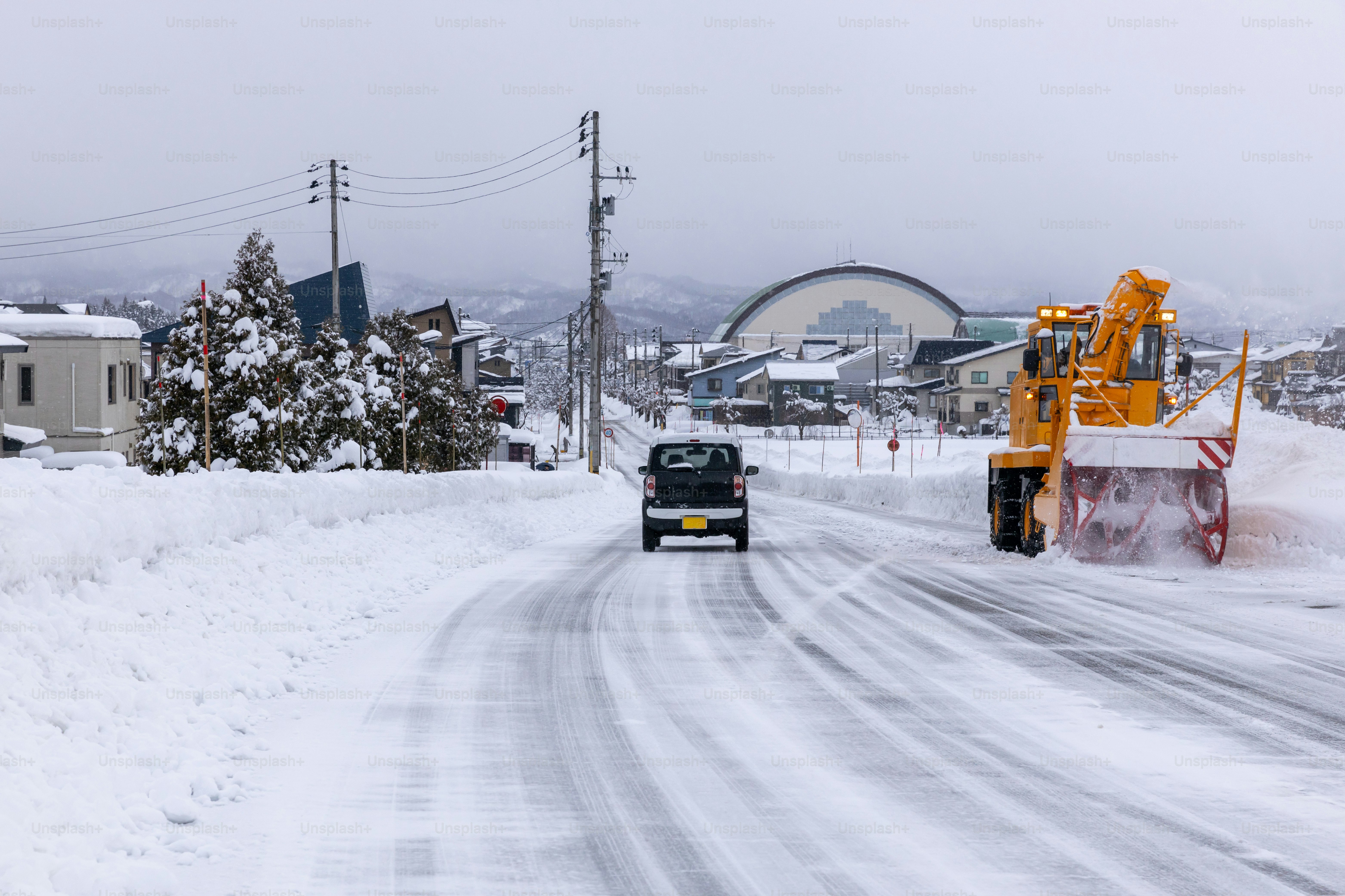폭설을 제거하는 제설차. 일본 야마가타.