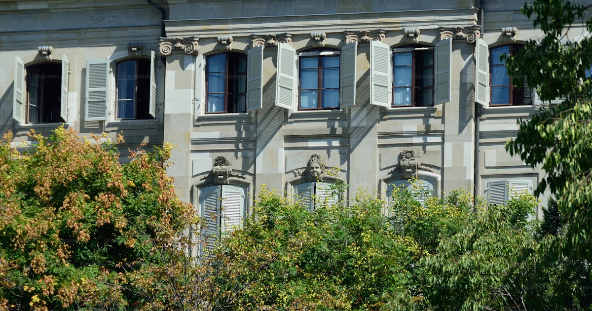 Bel immeuble dans le centre-ville de Genève du Parc des Bastions ...