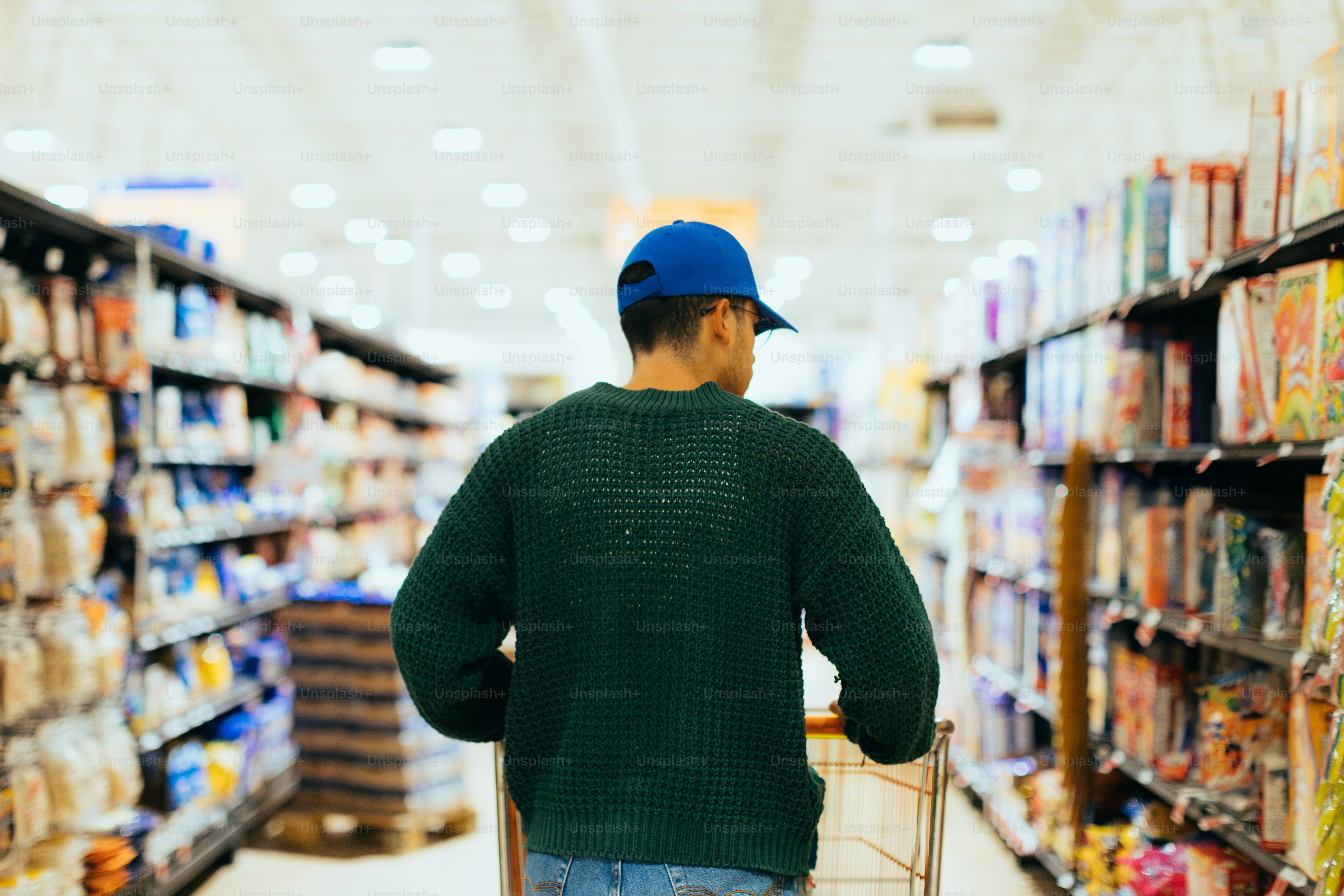 Un hombre compra comestibles en un supermercado.