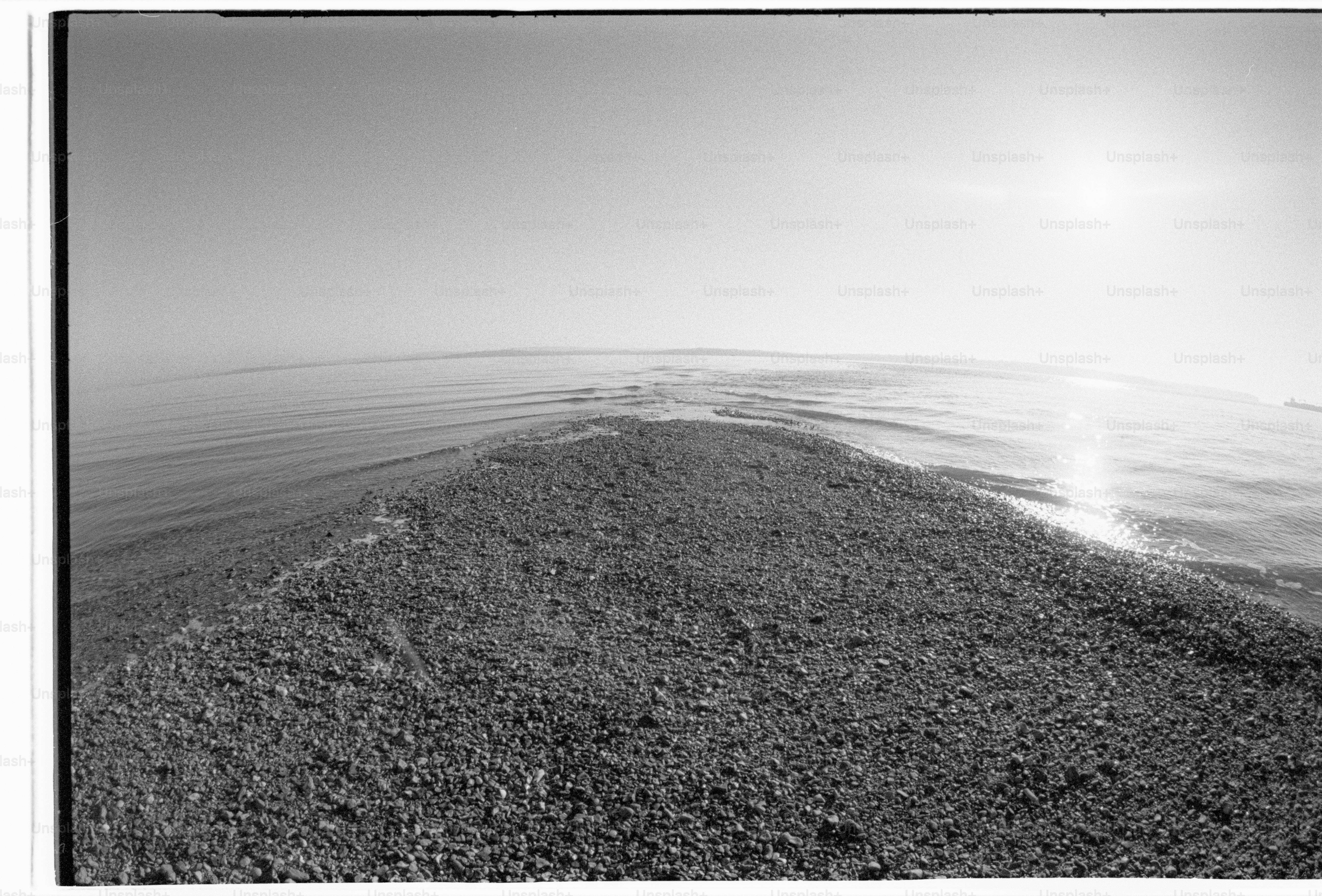 Un rivage est vu avec le soleil éclatant. photo – Image de Plage sur ...
