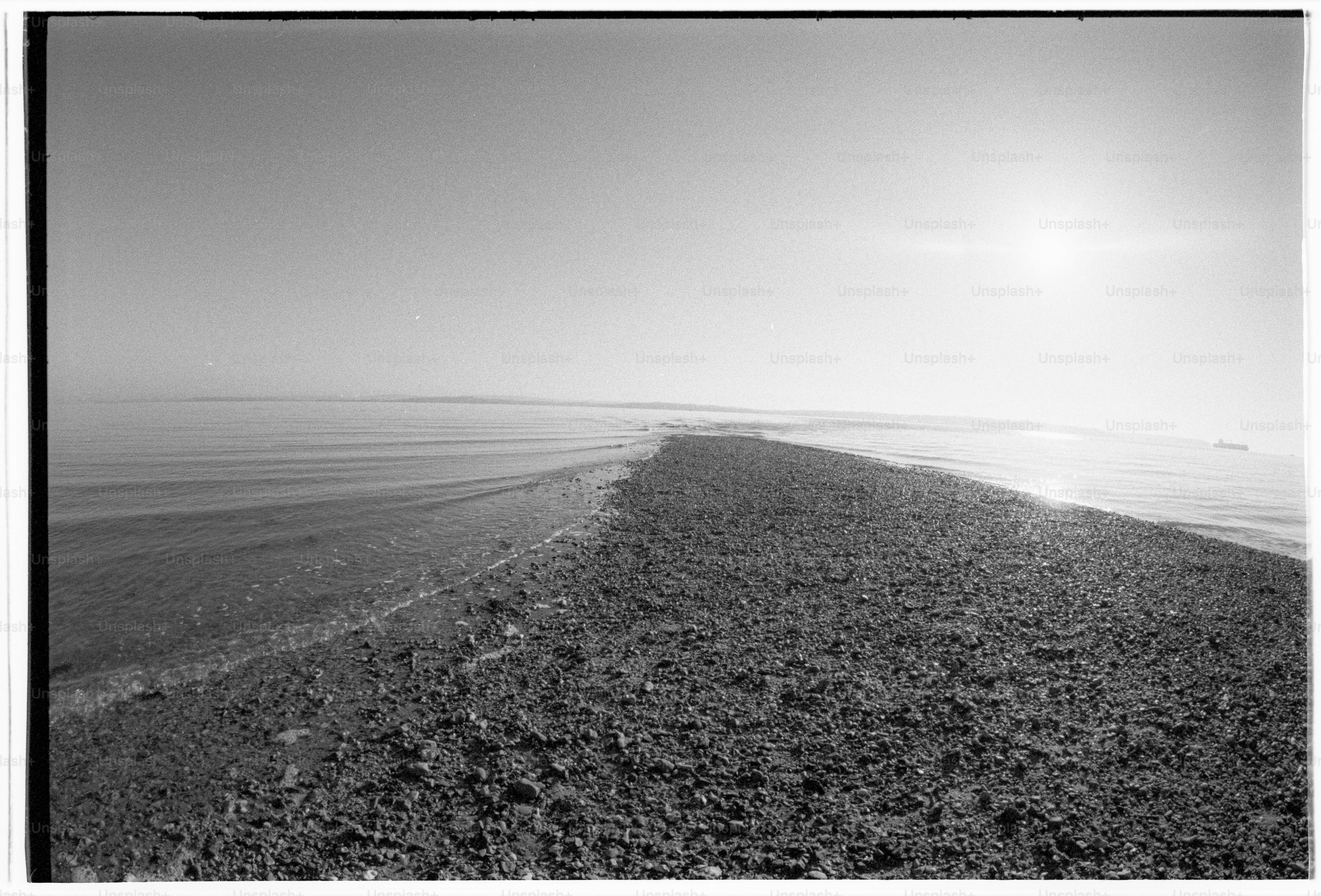 Une photo en noir et blanc d'une plage et de l'océan photo – Image gratuite  de Plage sur Unsplash, image size:3000x2035
